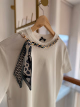 Zincir Mavi Şal Aksesuarlı Beyaz Tshirt