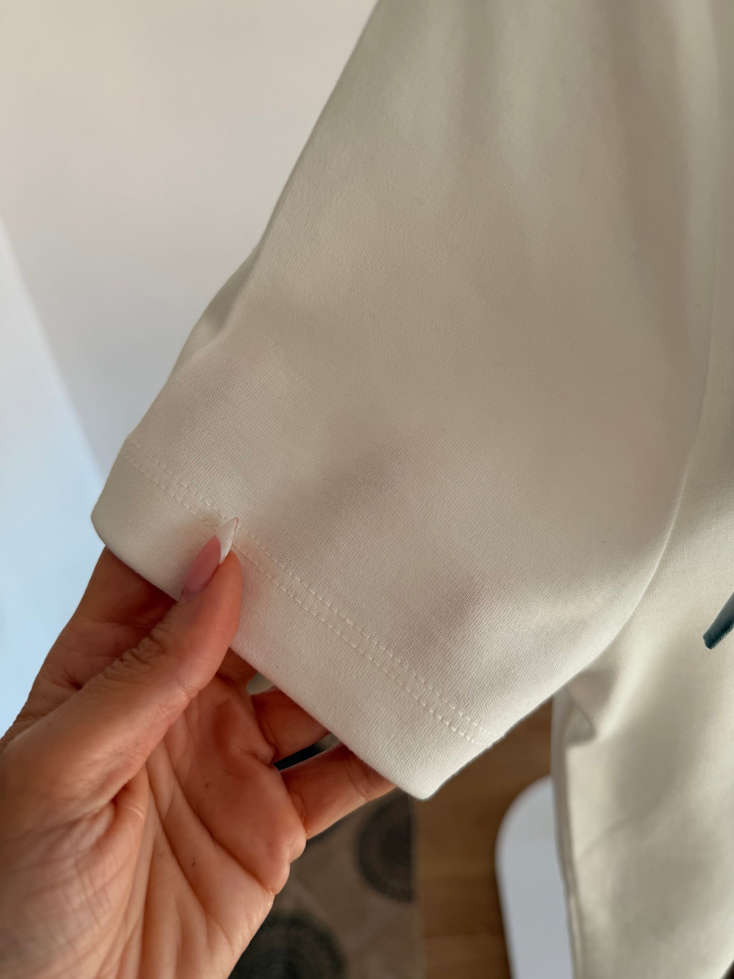 Zincir Mavi Şal Aksesuarlı Beyaz Tshirt