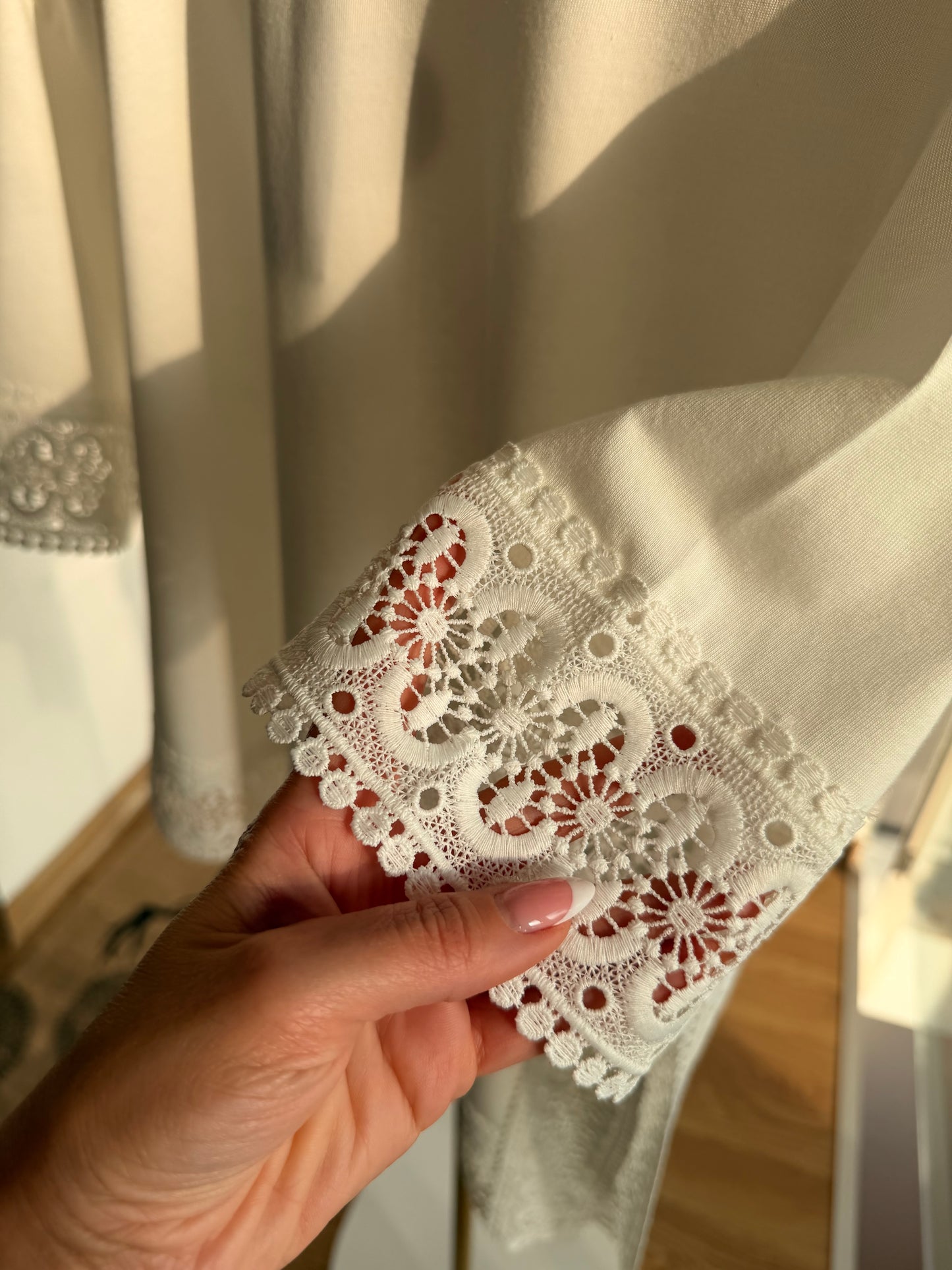 Asimetrik Güpür Detaylı Beyaz Bluz&Tshirt