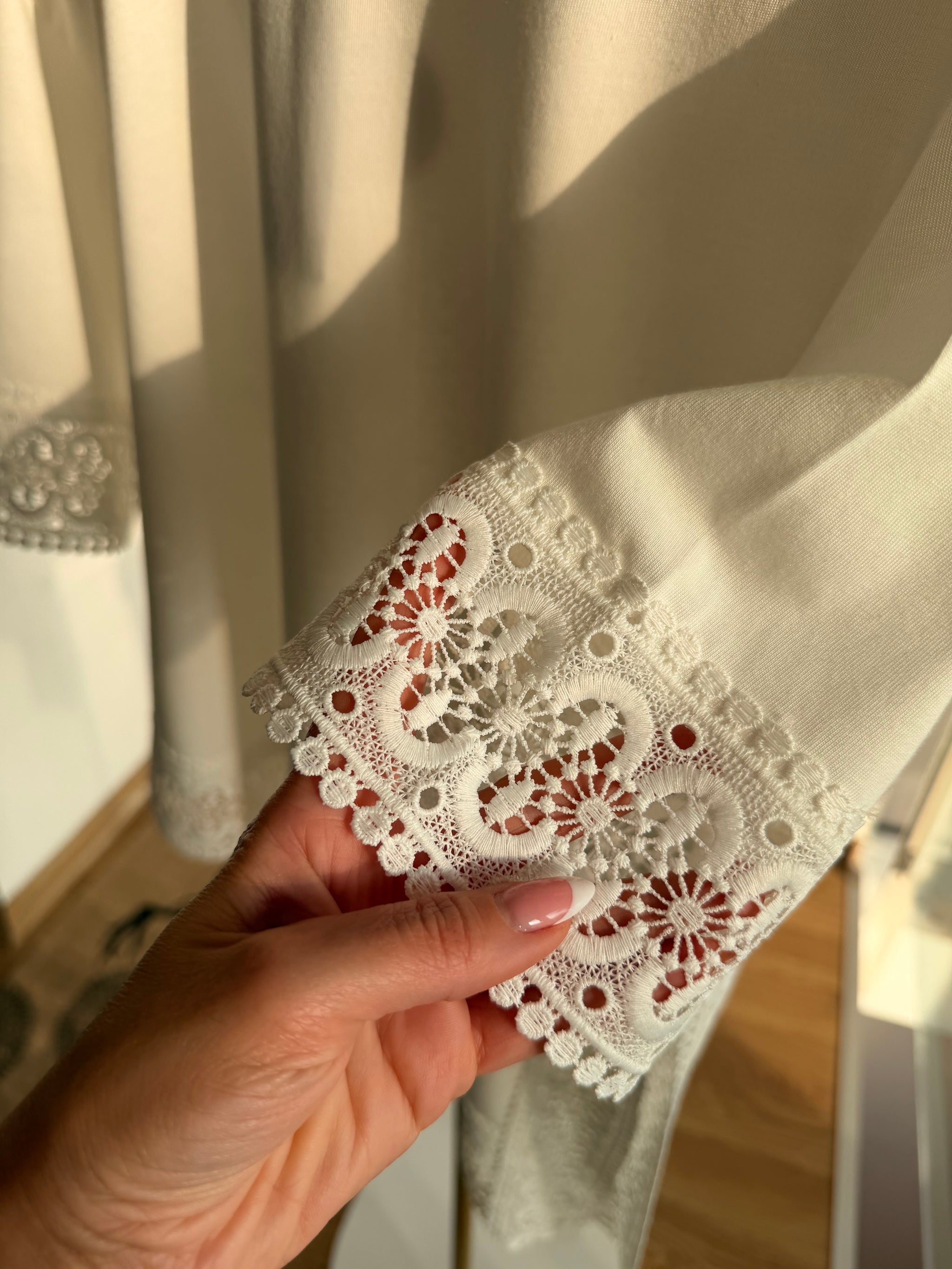 Asimetrik Güpür Detaylı Beyaz Bluz&Tshirt