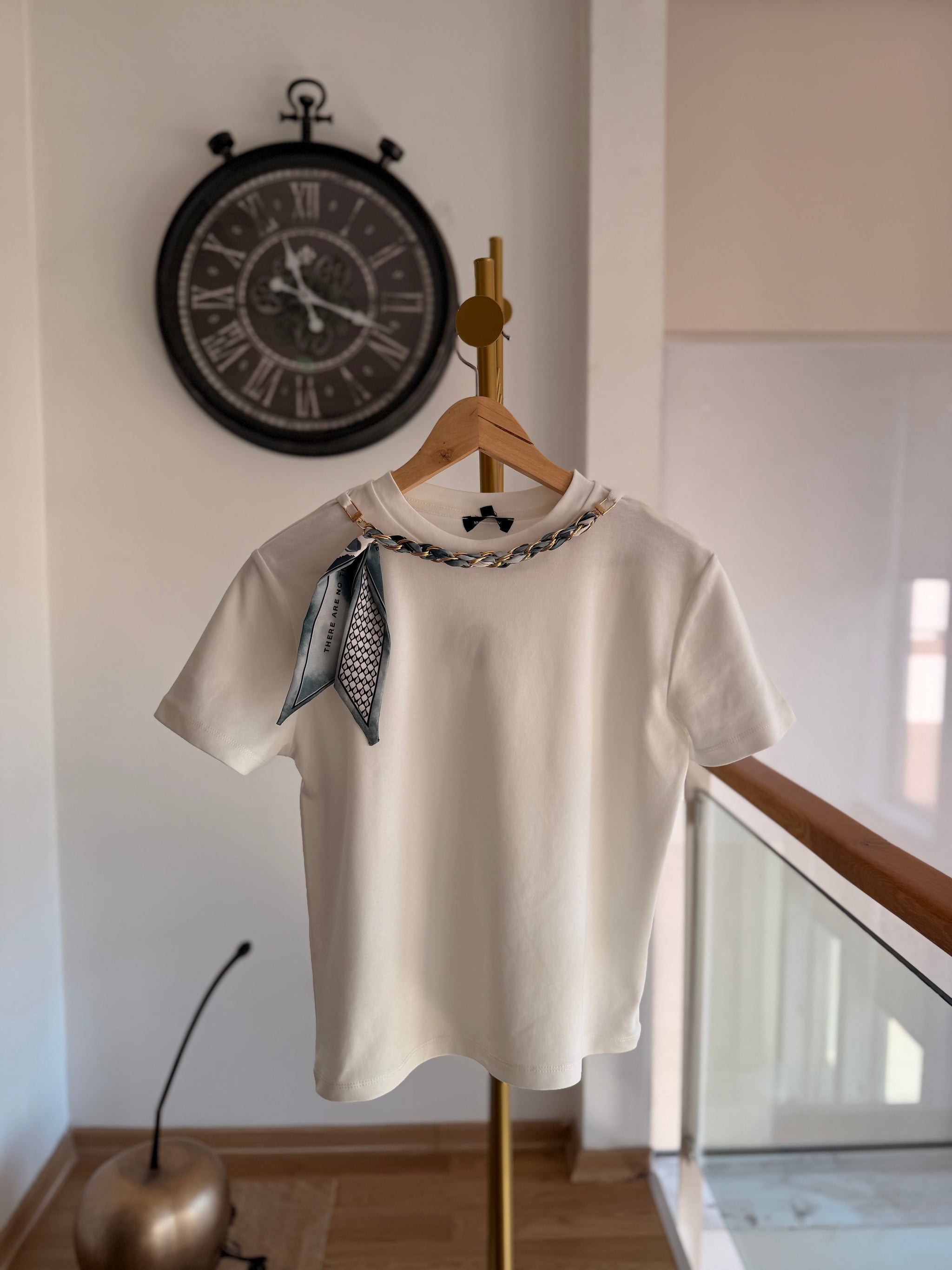 Zincir Mavi Şal Aksesuarlı Beyaz Tshirt