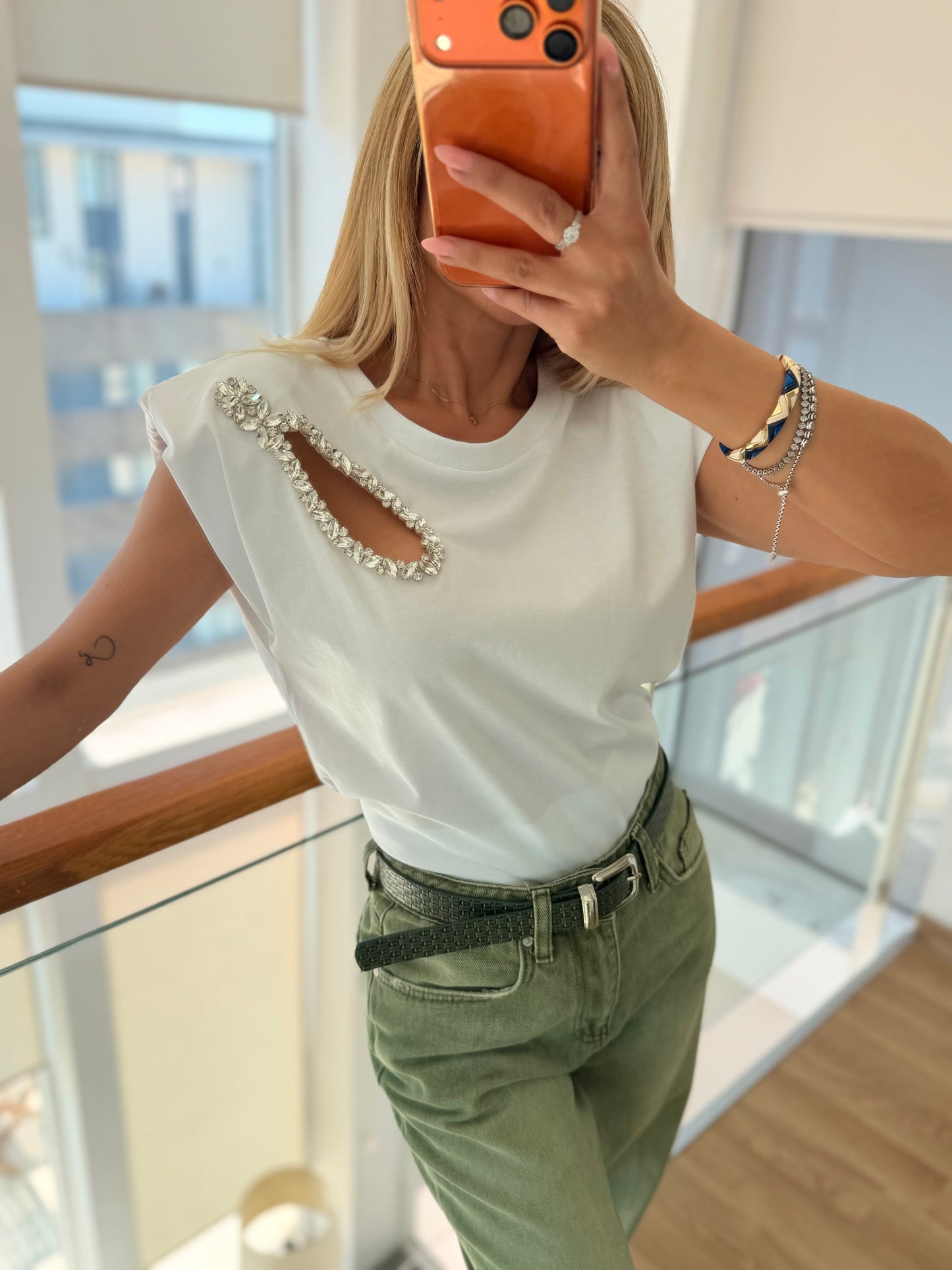 Taş Dekolte Detaylı Beyaz Bluz&Tshirt