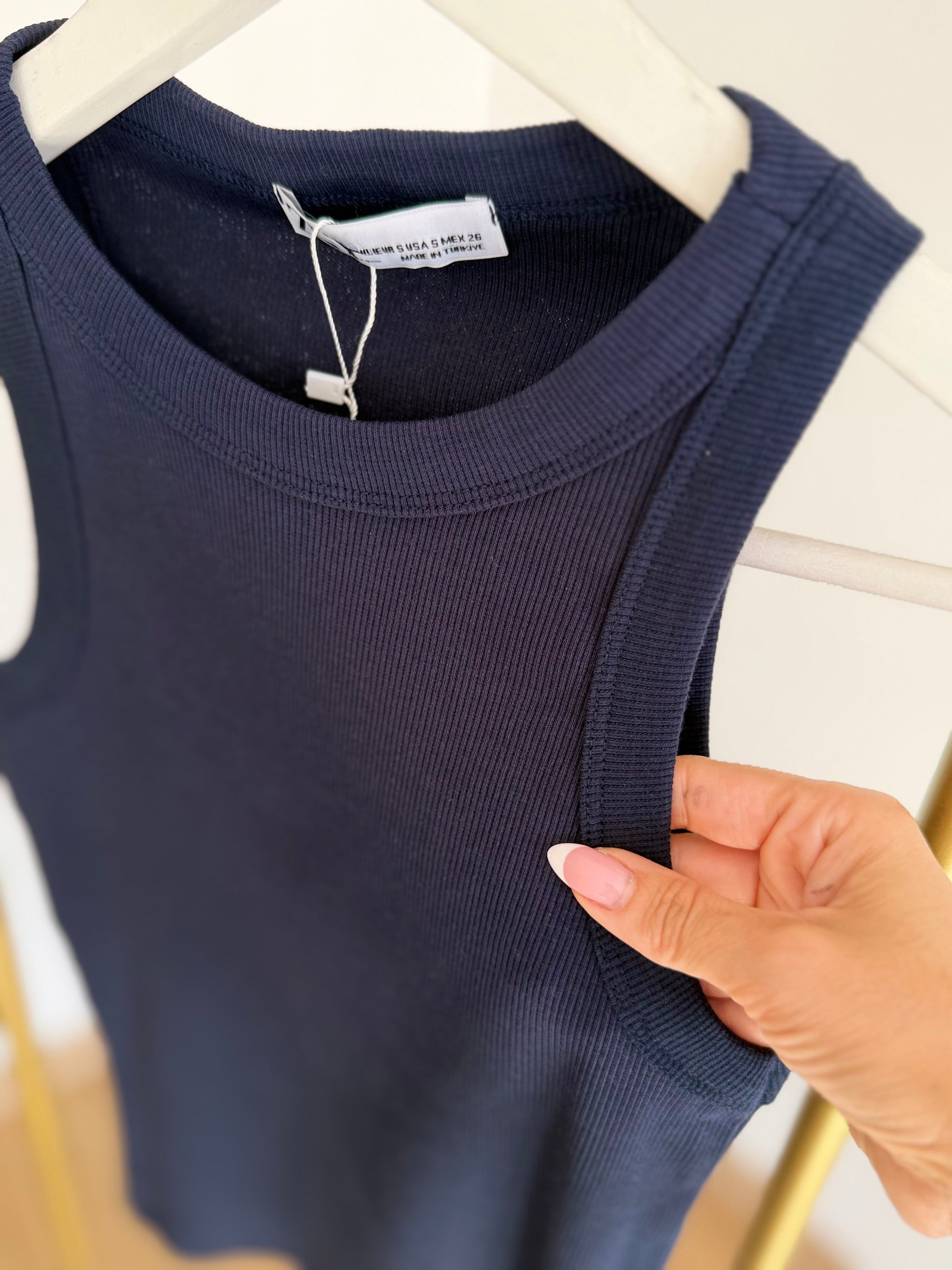 Lacivert Top Yüzücü Atlet