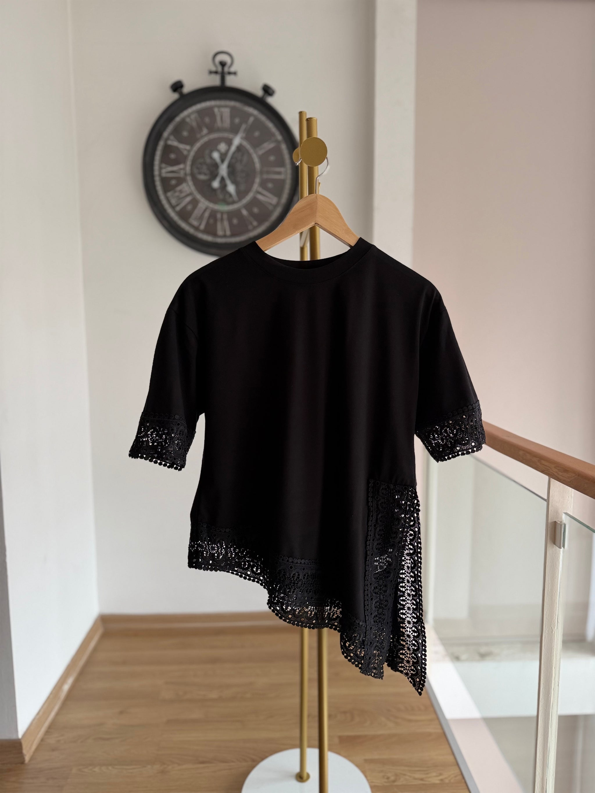 Asimetrik Güpür Detaylı Siyah Bluz&Tshirt