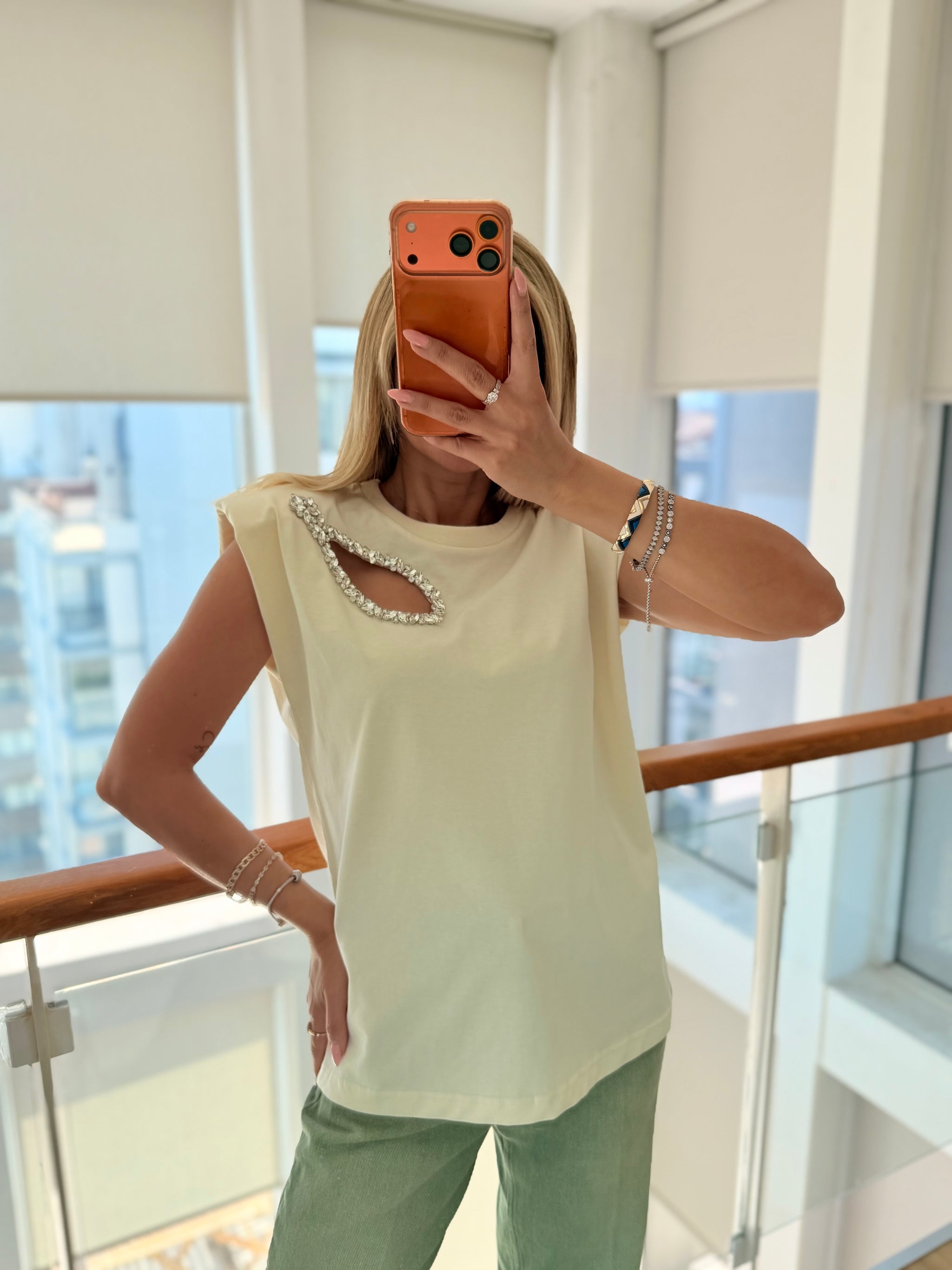 Taş Dekolte Detaylı Tereyağı Sarısı Bluz&Tshirt