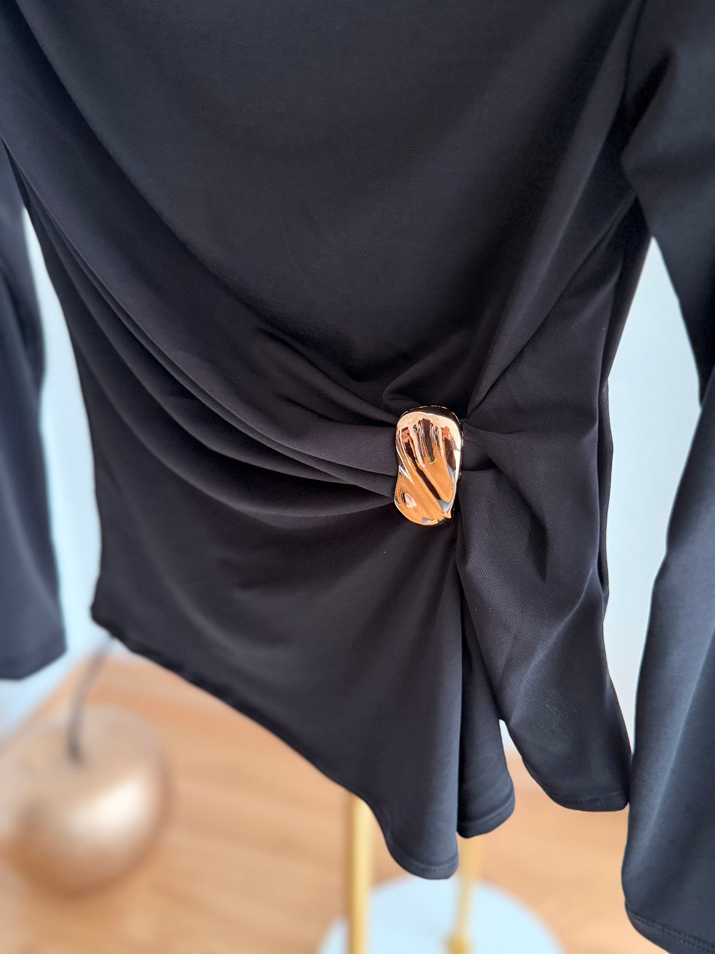 Kayık Yaka Siyah Gold Tokalı Bluz