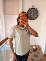 Zincir Mavi Şal Aksesuarlı Beyaz Tshirt