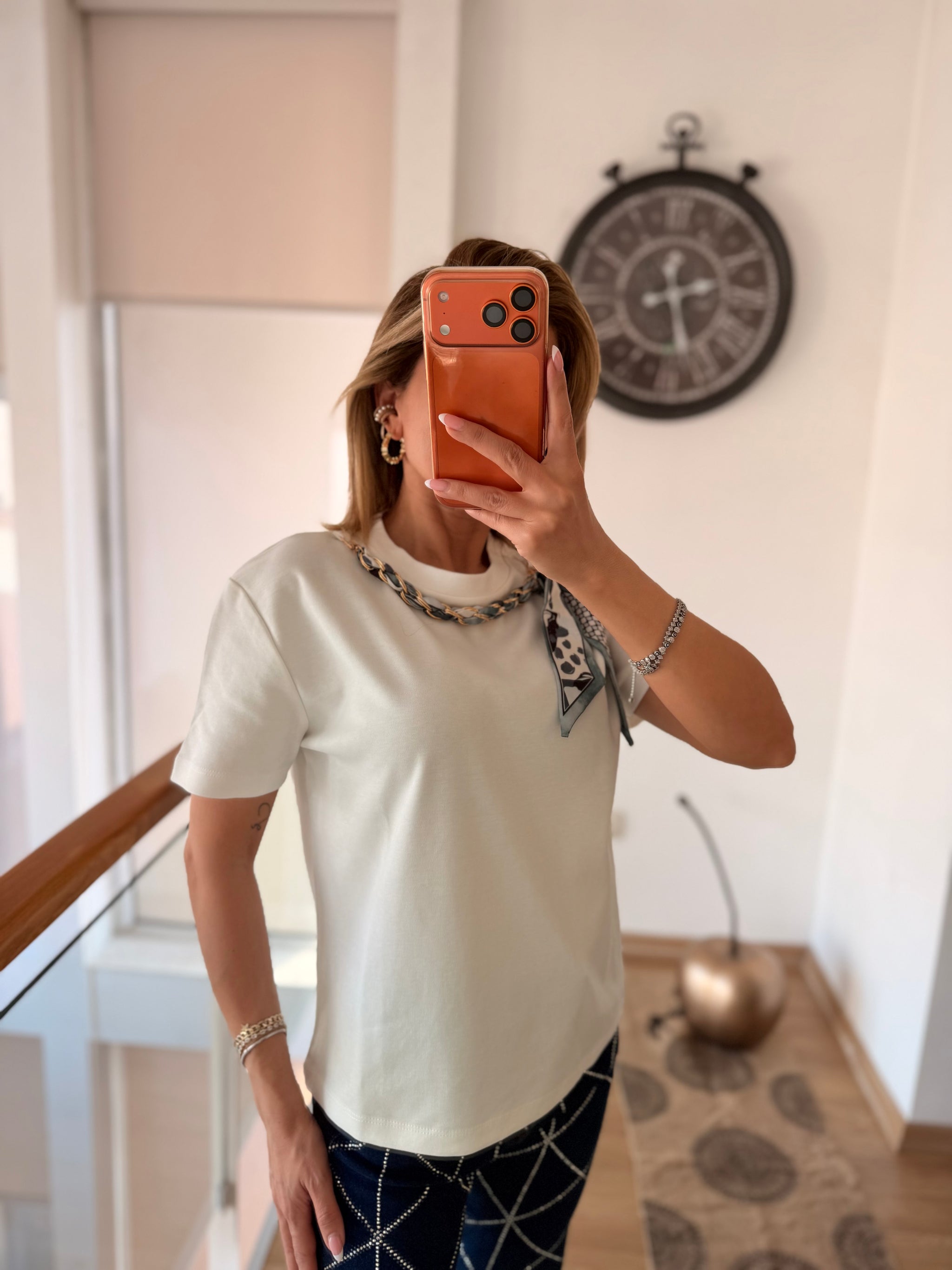 Zincir Mavi Şal Aksesuarlı Beyaz Tshirt