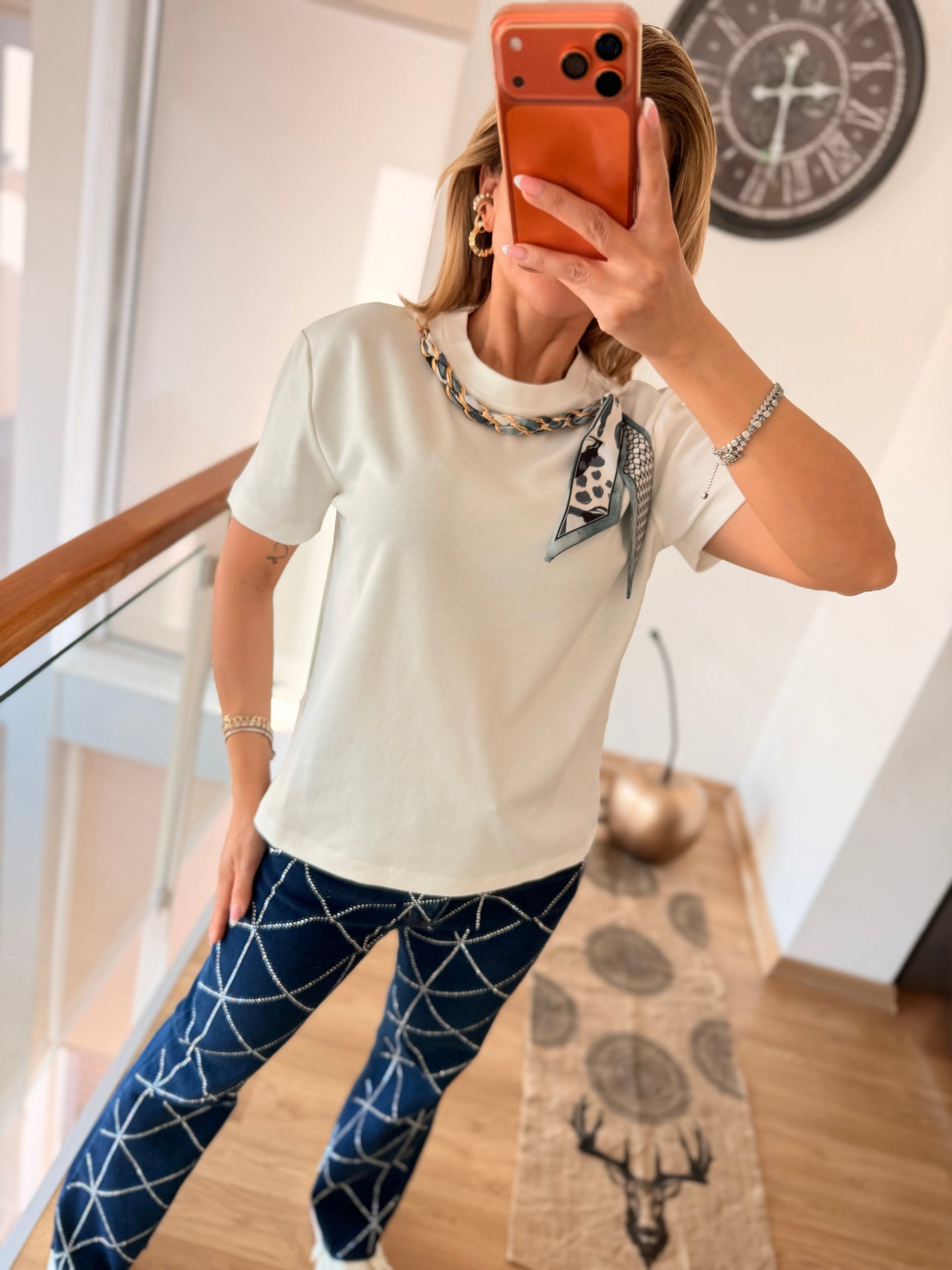 Zincir Mavi Şal Aksesuarlı Beyaz Tshirt