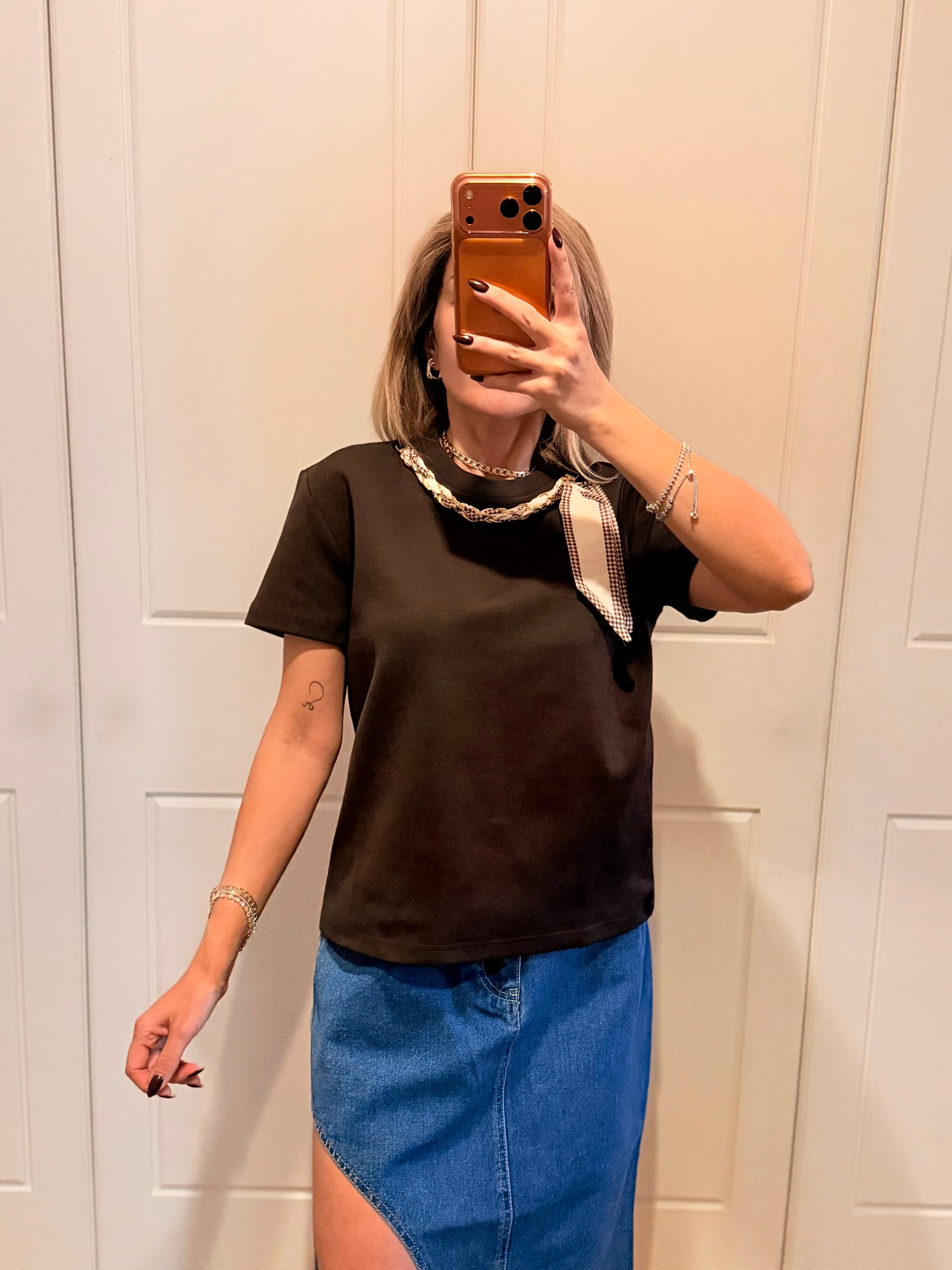 Zincir Şal Aksesuarlı Acı Kahve Tshirt