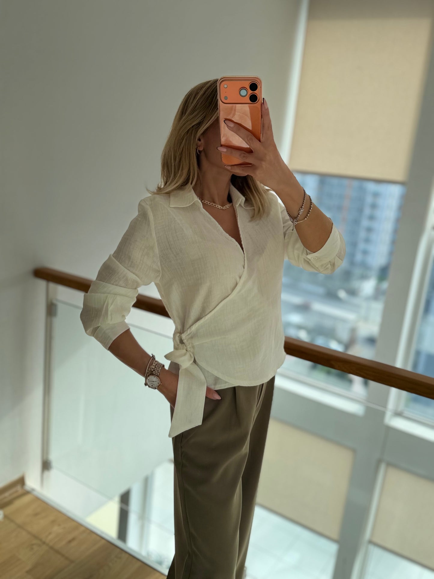 Kruvaze Yaka Beyaz Yandan Bağlamalı Gömlek