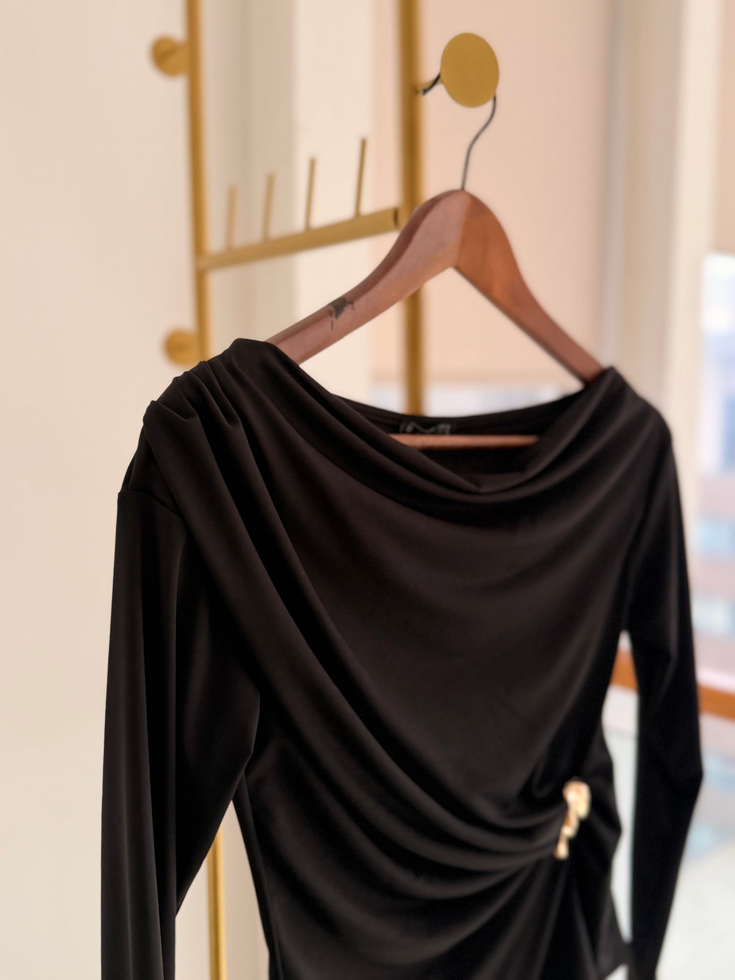 Kayık Yaka Siyah Gold Tokalı Bluz