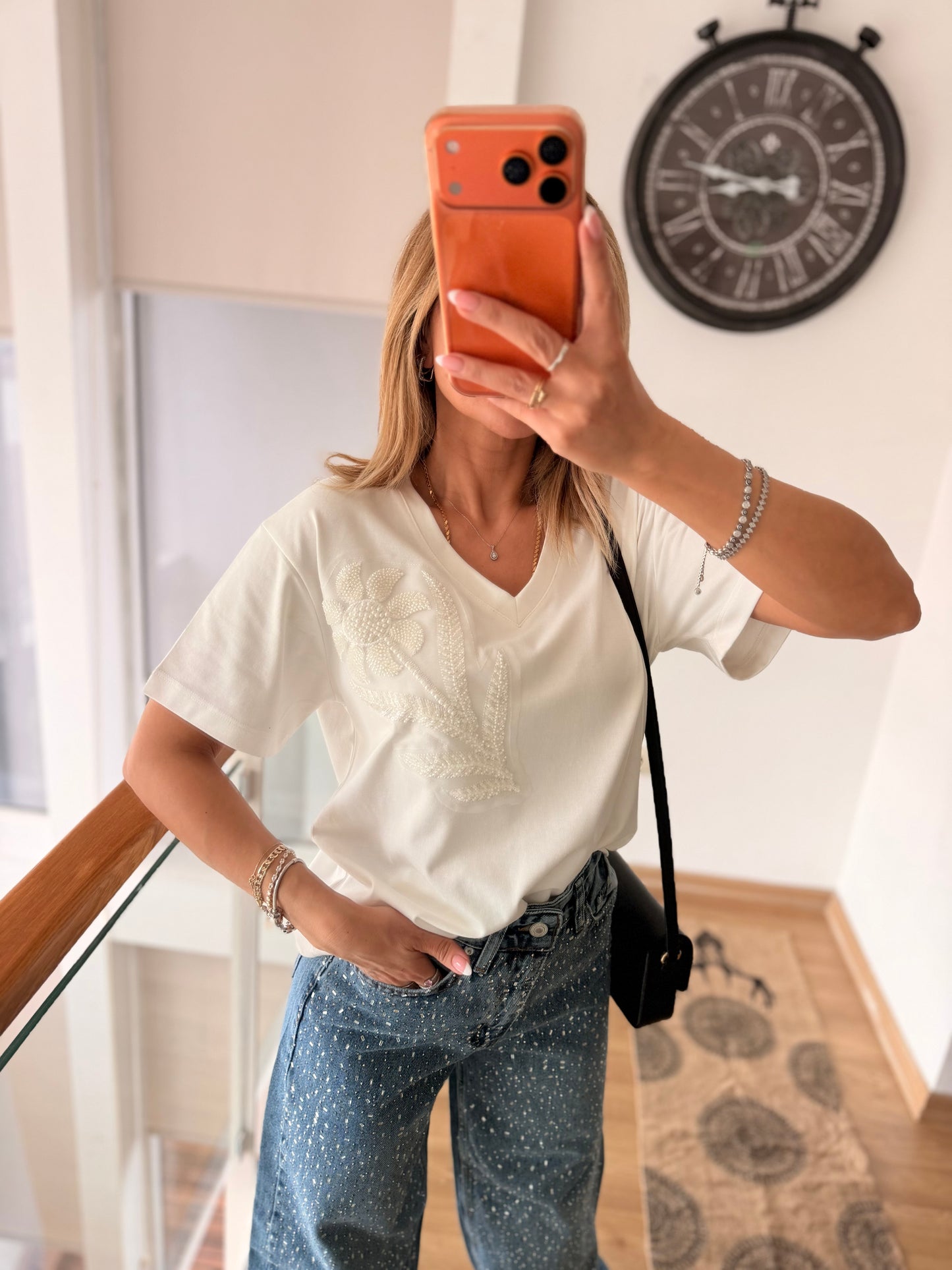 Beyaz V Yaka Flower Boncuk İşleme Tshirt