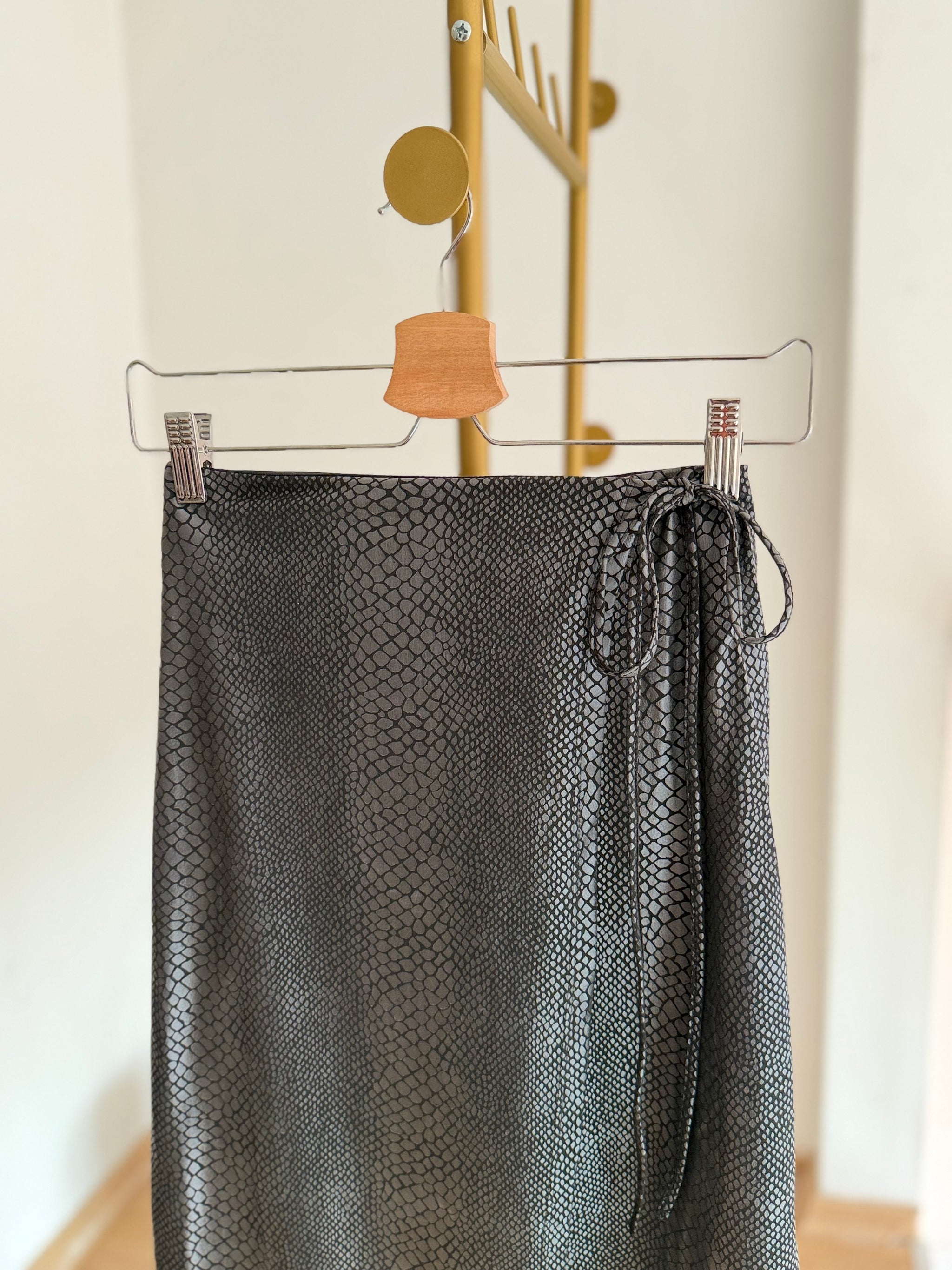 Yılan Derisi Desenli Anvelop Midi Boy Antrasit Etek