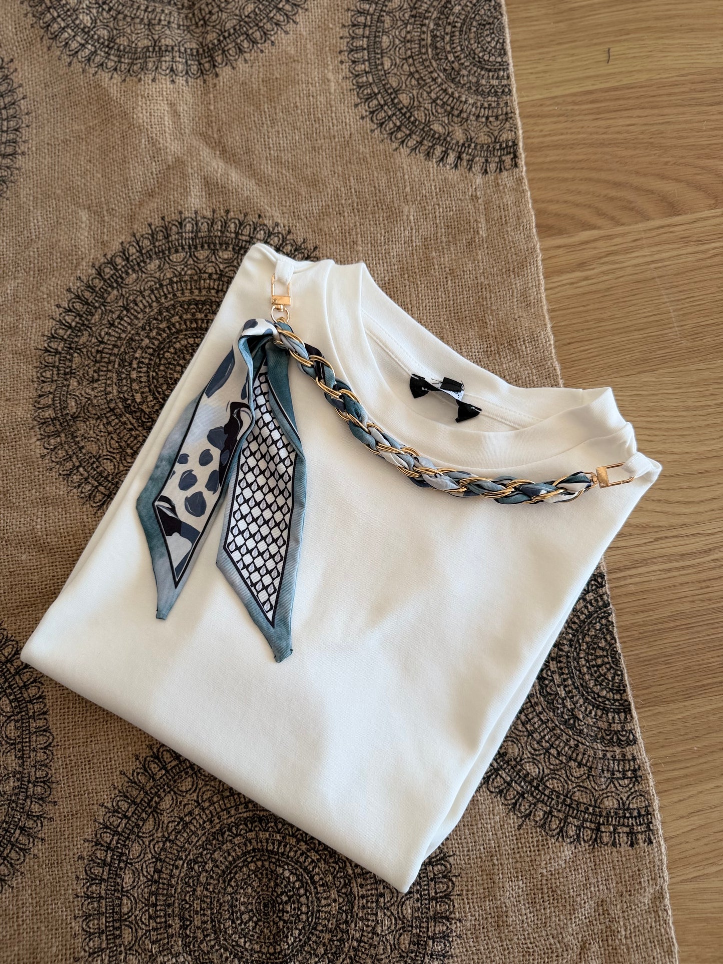 Zincir Mavi Şal Aksesuarlı Beyaz Tshirt