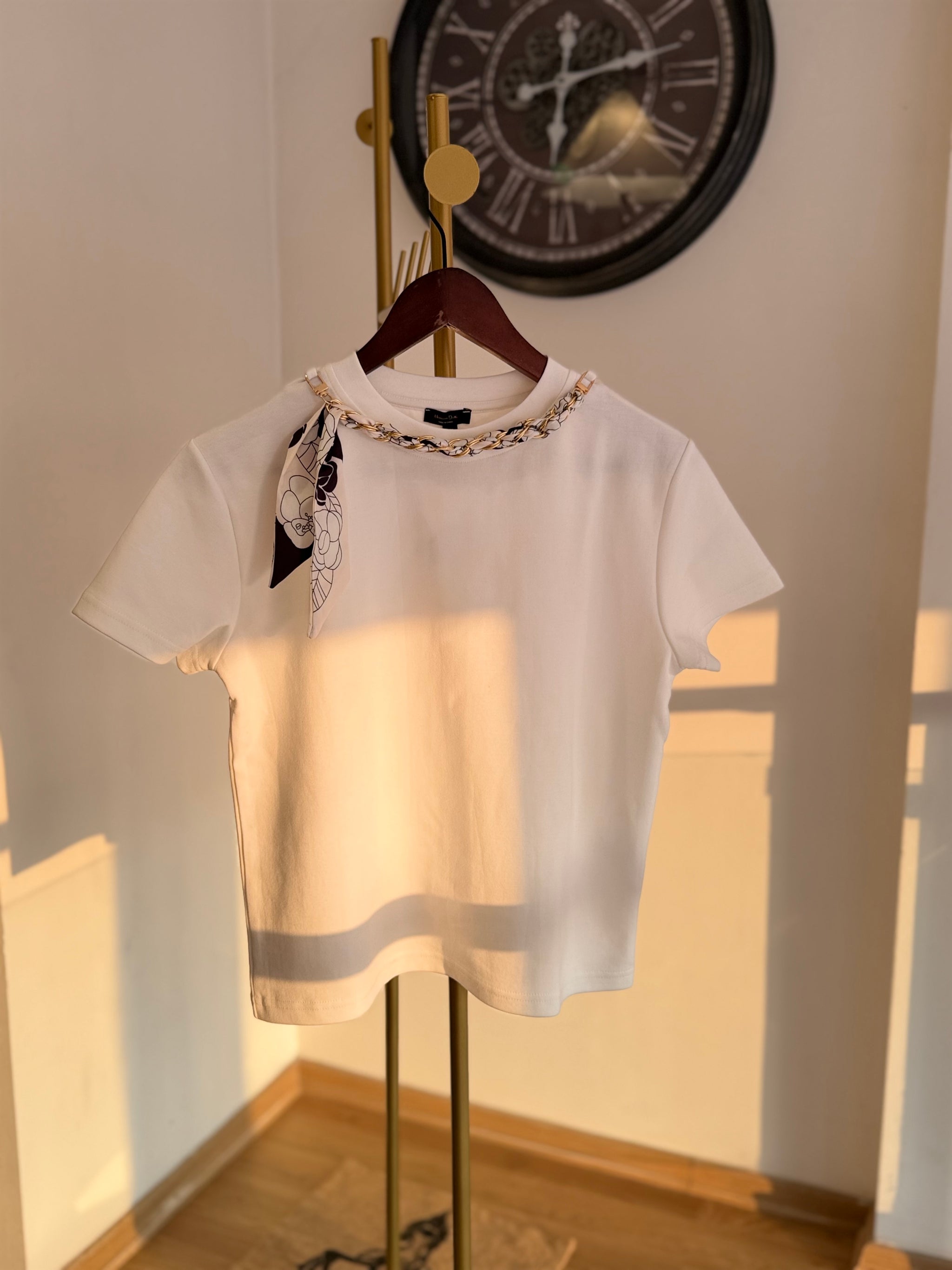 Zincir Şal Aksesuarlı Beyaz Tshirt