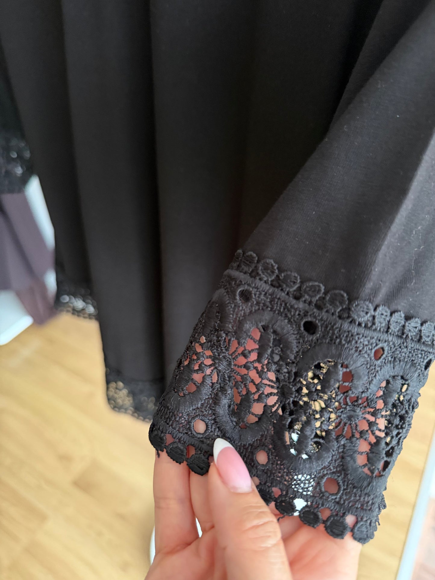 Asimetrik Güpür Detaylı Siyah Bluz&Tshirt