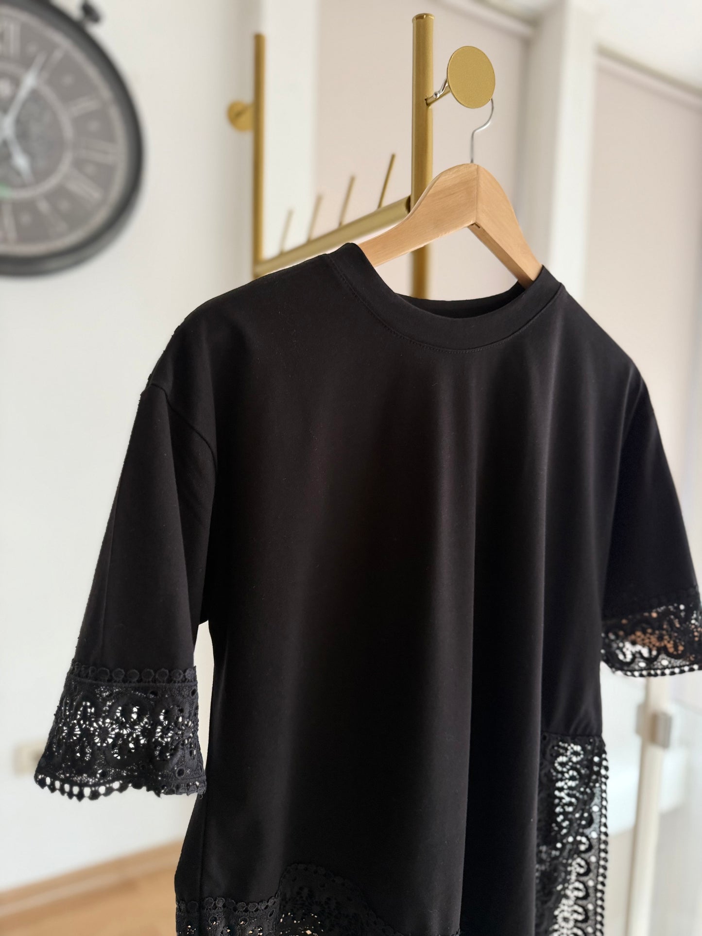 Asimetrik Güpür Detaylı Siyah Bluz&Tshirt