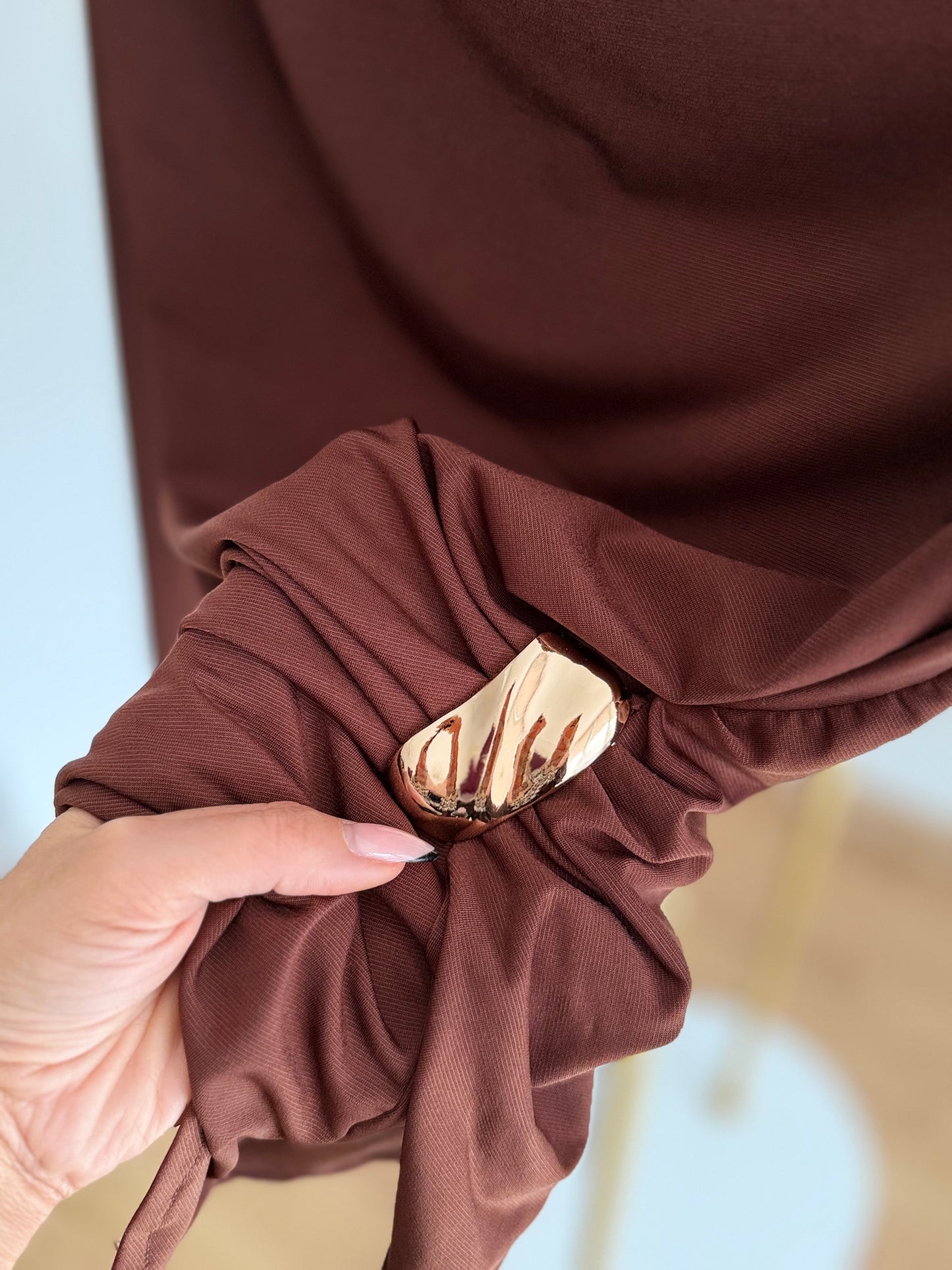 Kayık Yaka Kahve Gold Tokalı Bluz