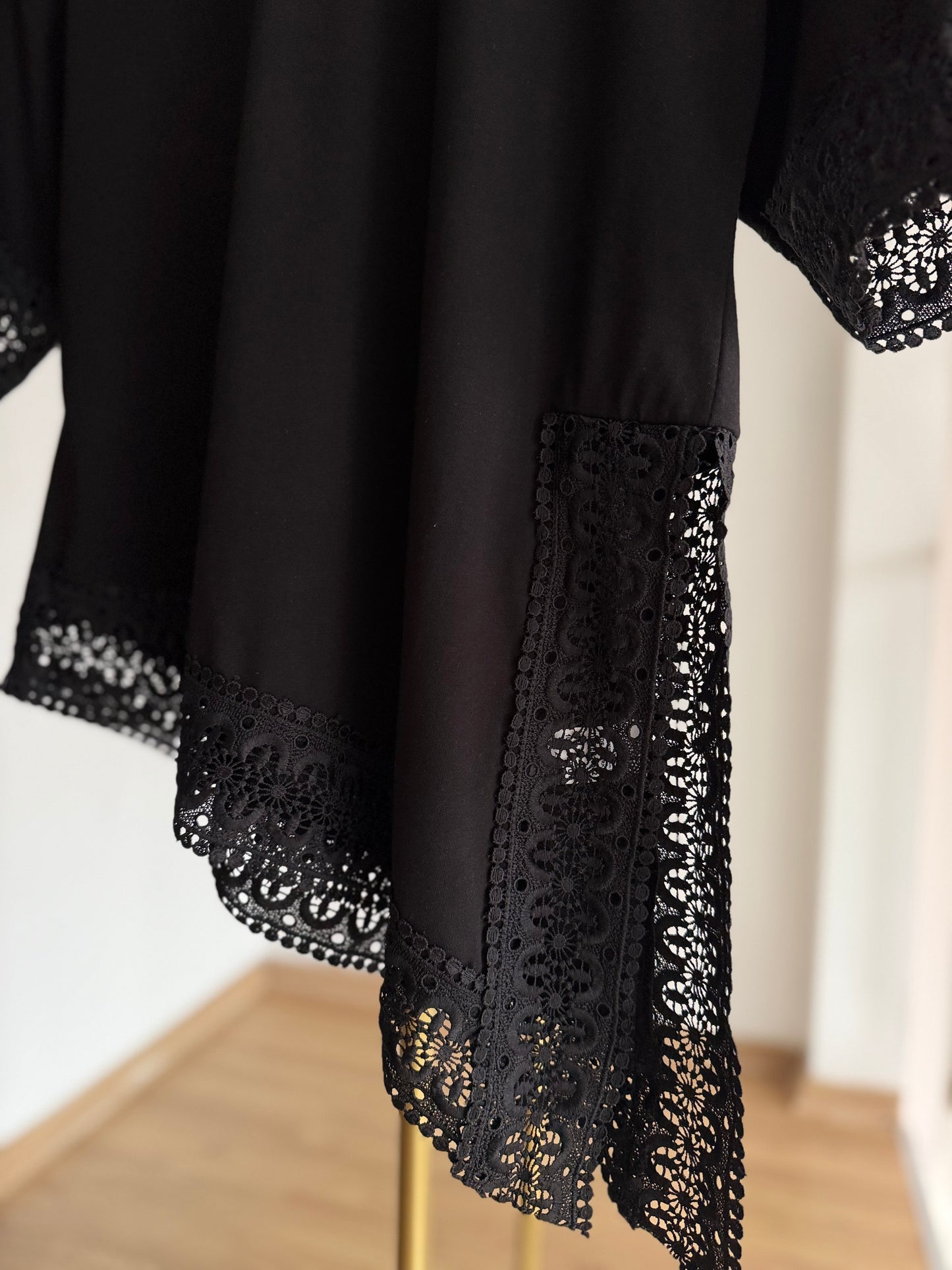 Asimetrik Güpür Detaylı Siyah Bluz&Tshirt