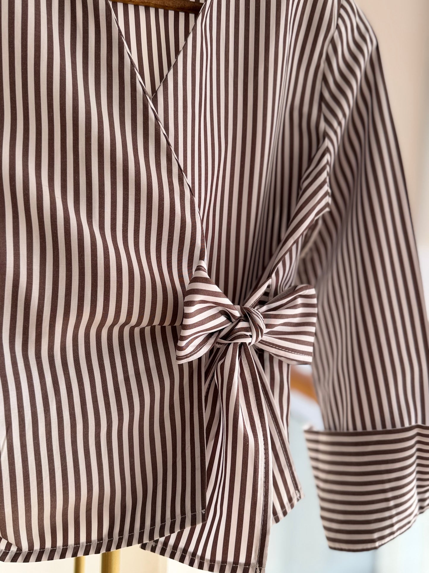 Kahve Çizgili Bağlamalı Gömlek