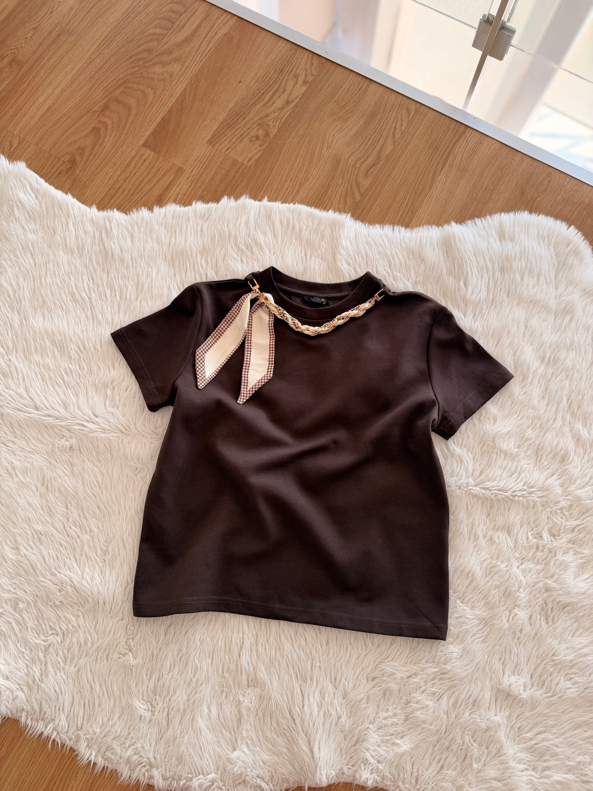 Zincir Şal Aksesuarlı Acı Kahve Tshirt