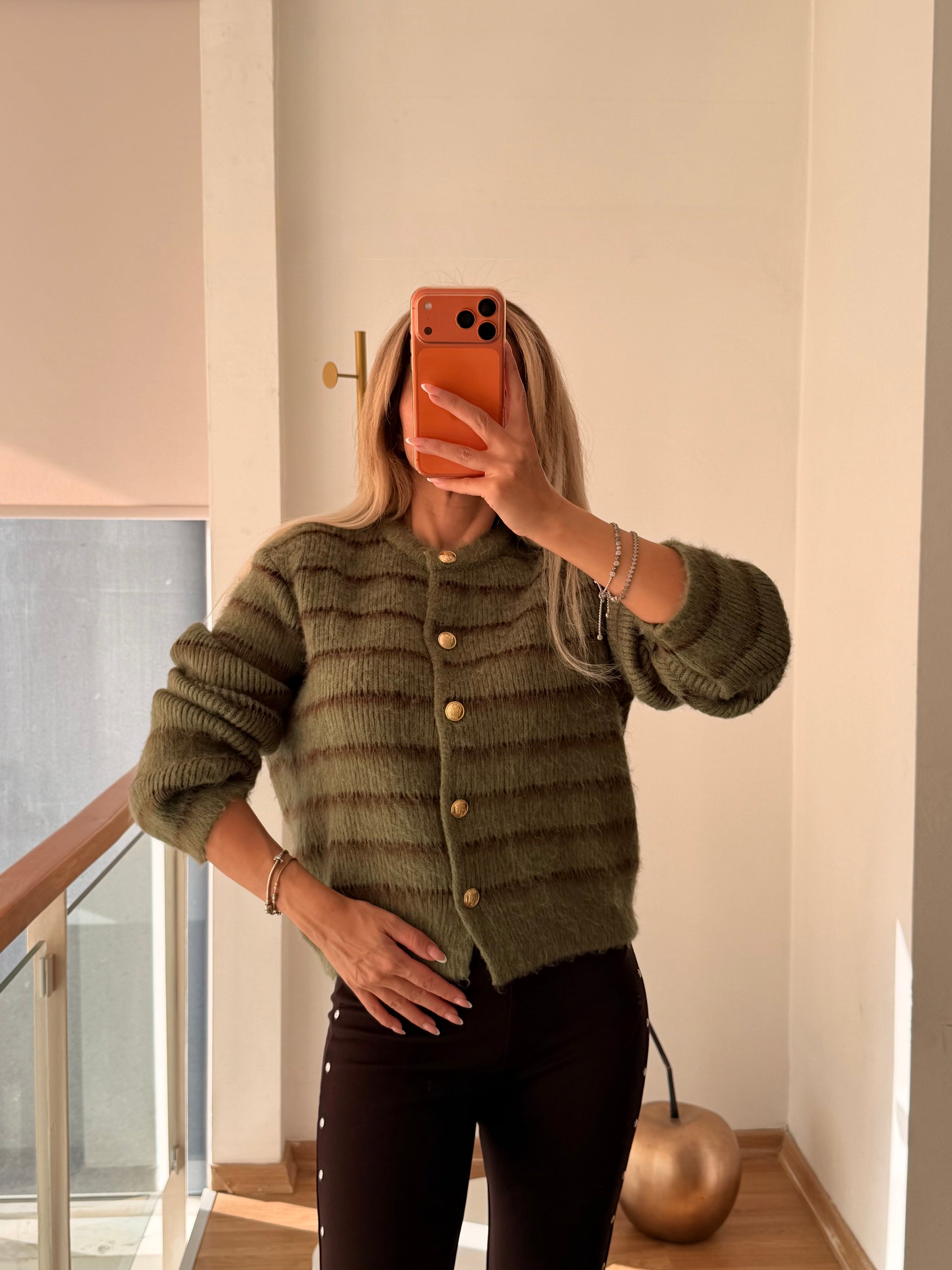 Pastel Yağ Yeşili Gold Düğmeli Hırka