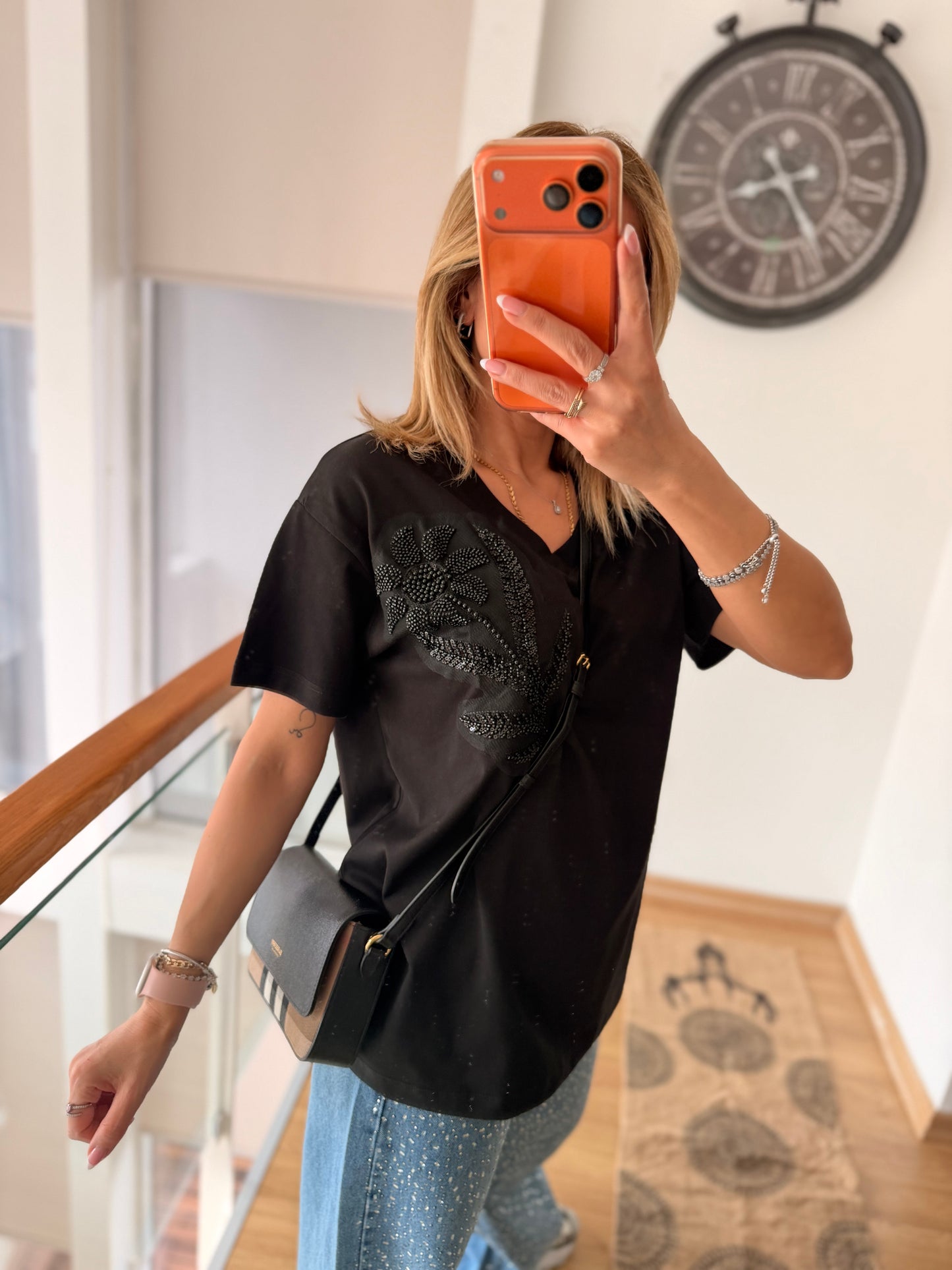 Siyah V Yaka Flower Boncuk İşleme Tshirt