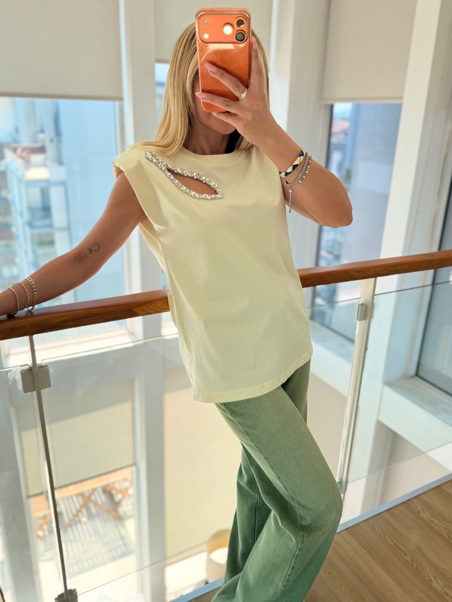 Taş Dekolte Detaylı Tereyağı Sarısı Bluz&Tshirt