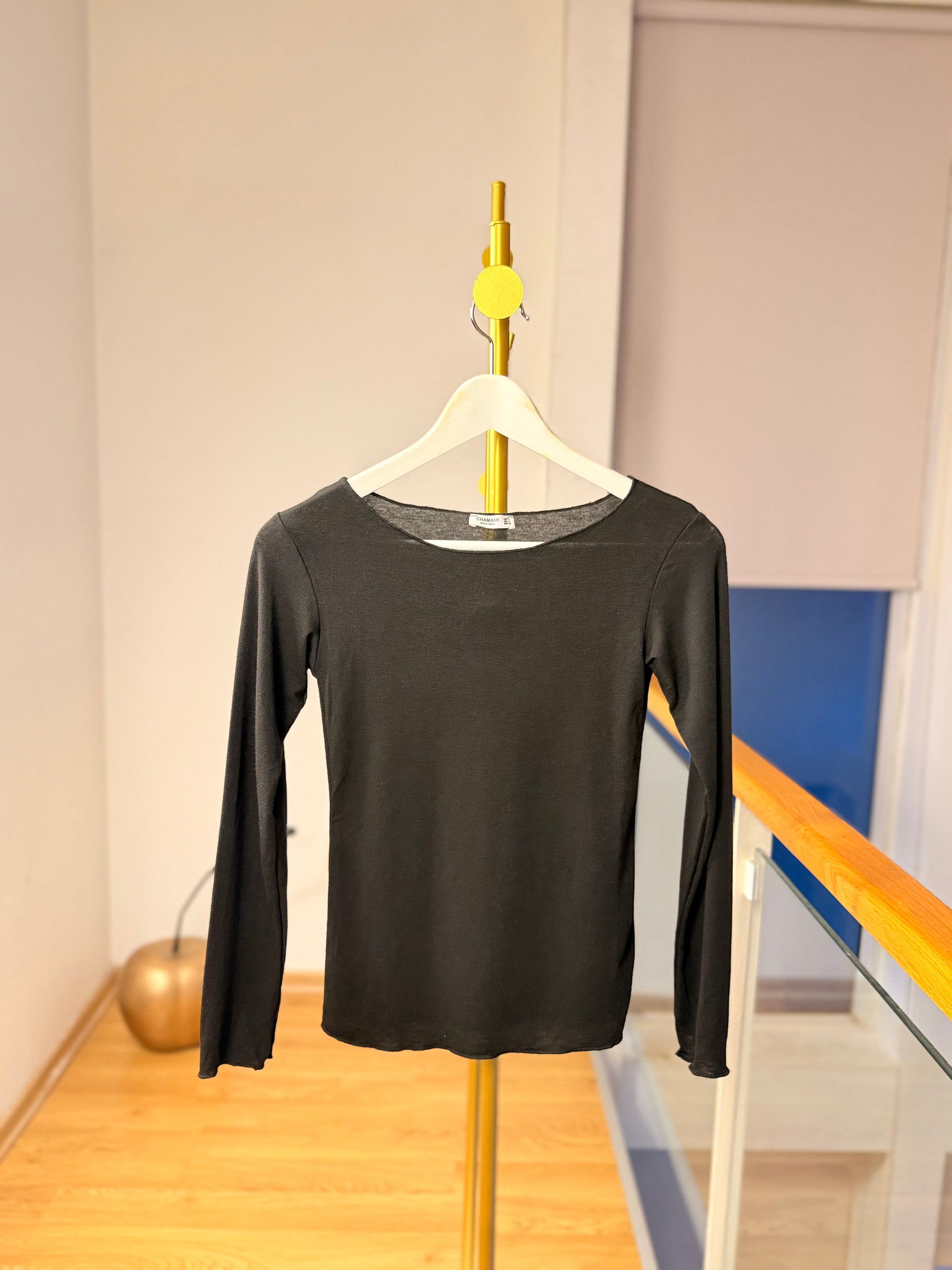 Kayık Yaka Hafif Siyah Bluz