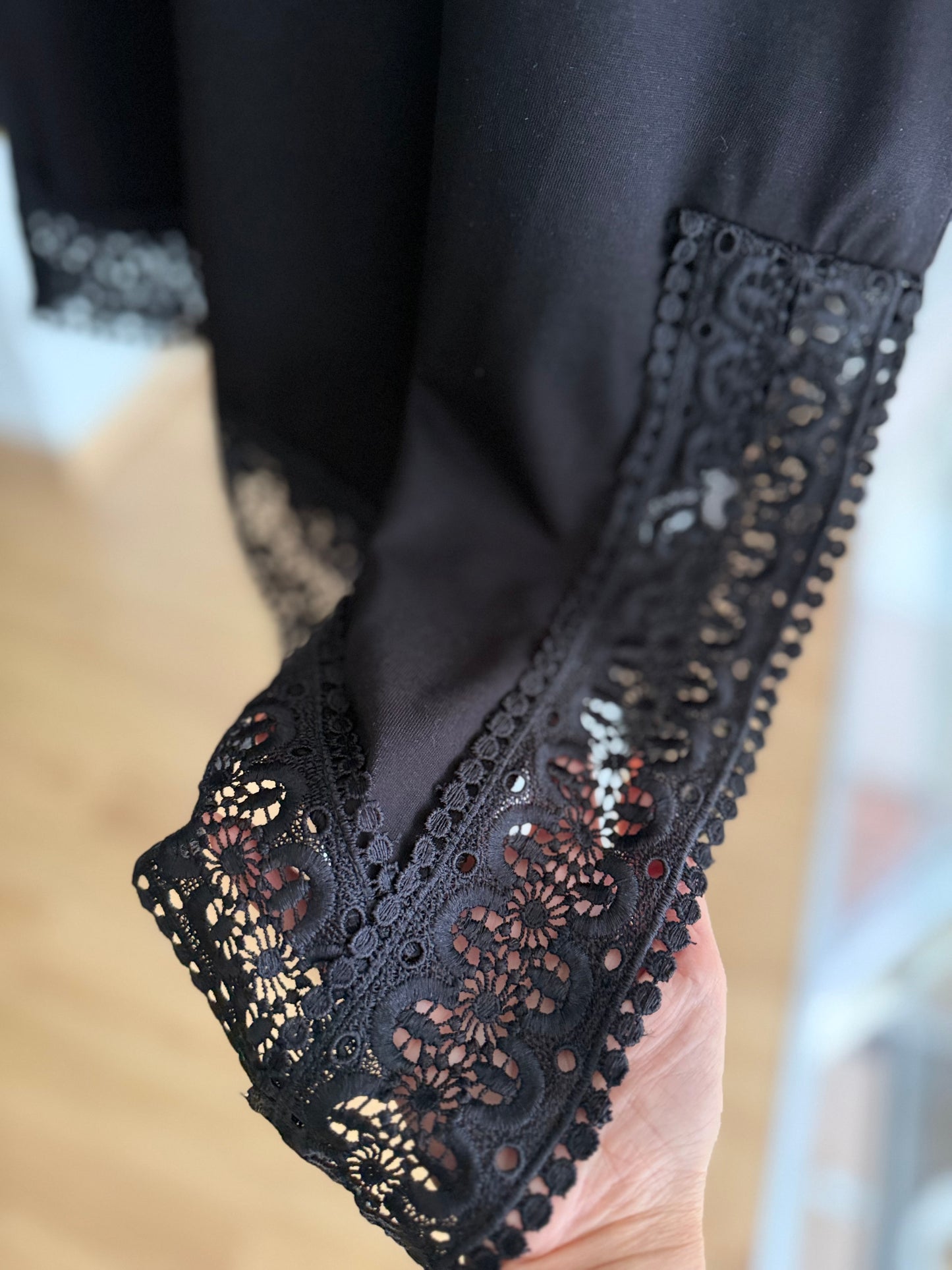 Asimetrik Güpür Detaylı Siyah Bluz&Tshirt