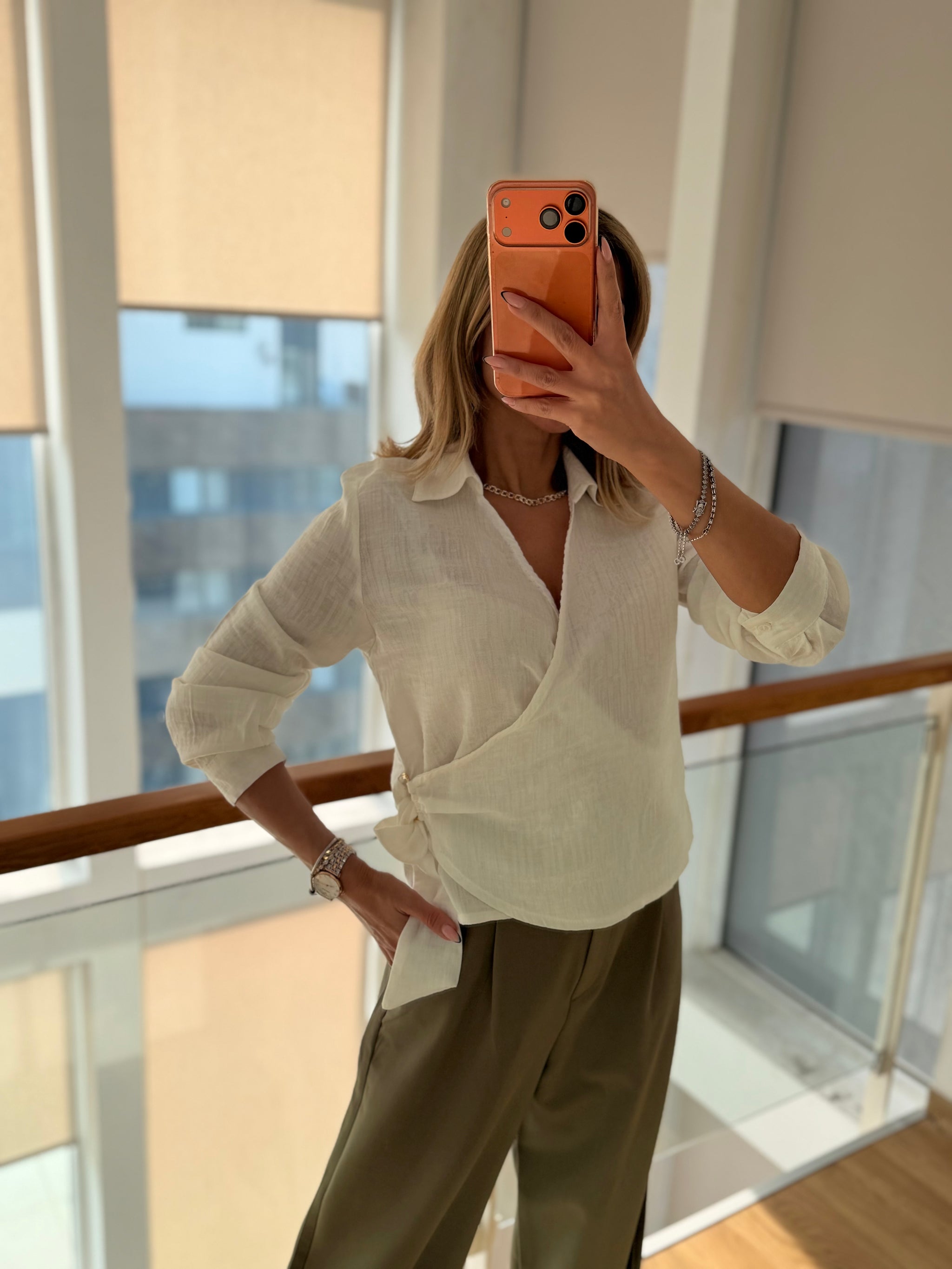 Kruvaze Yaka Beyaz Yandan Bağlamalı Gömlek