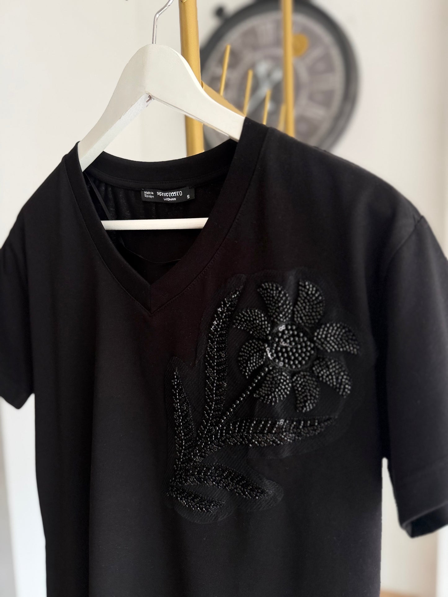 Siyah V Yaka Flower Boncuk İşleme Tshirt