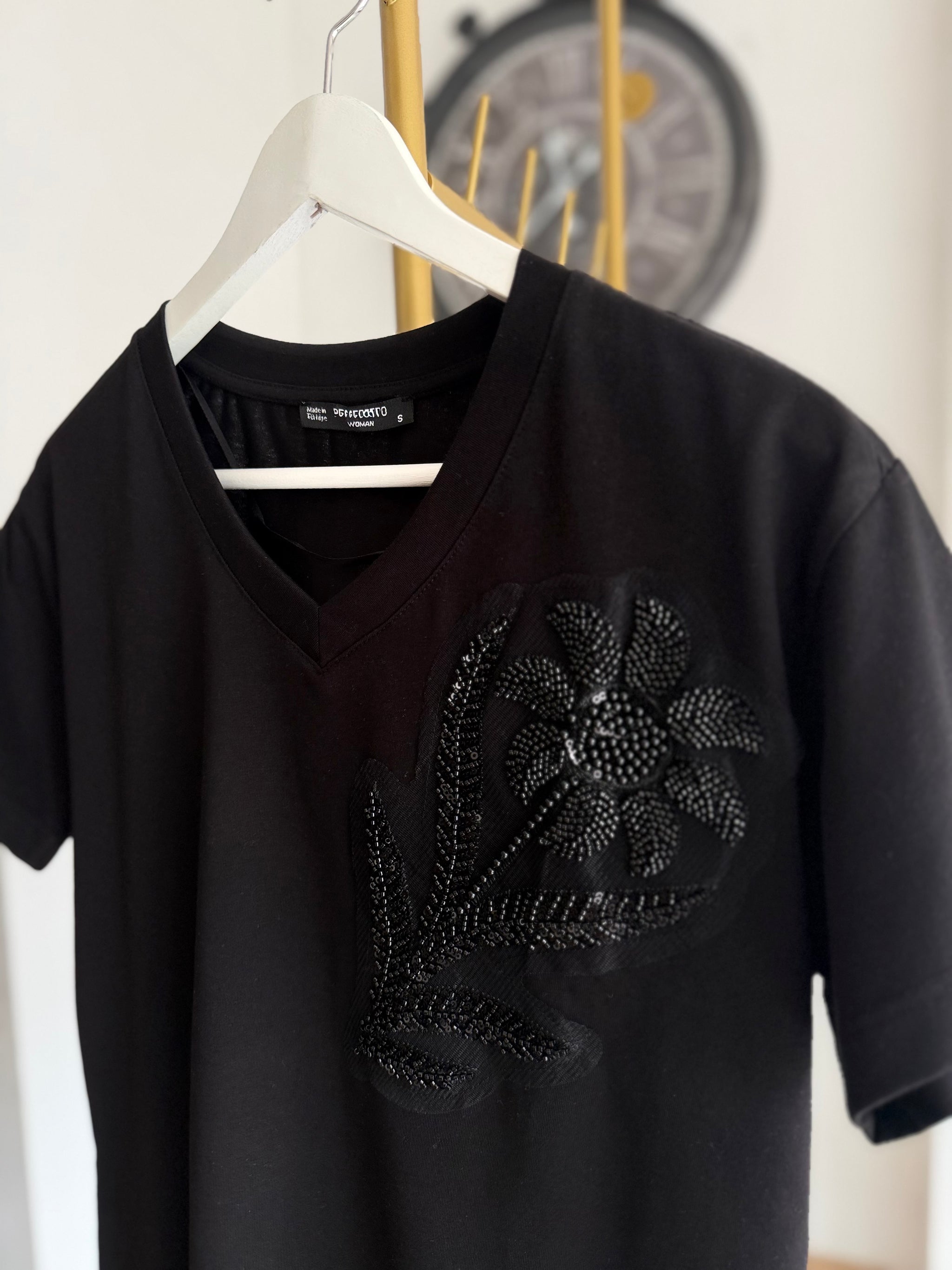 Siyah V Yaka Flower Boncuk İşleme Tshirt
