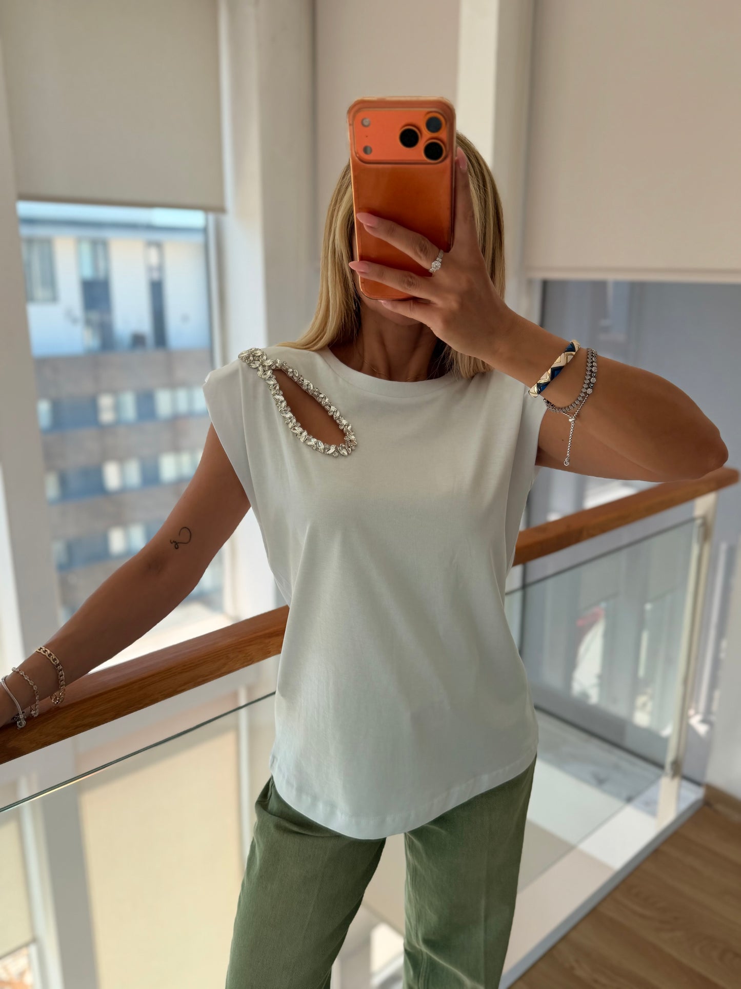 Taş Dekolte Detaylı Beyaz Bluz&Tshirt