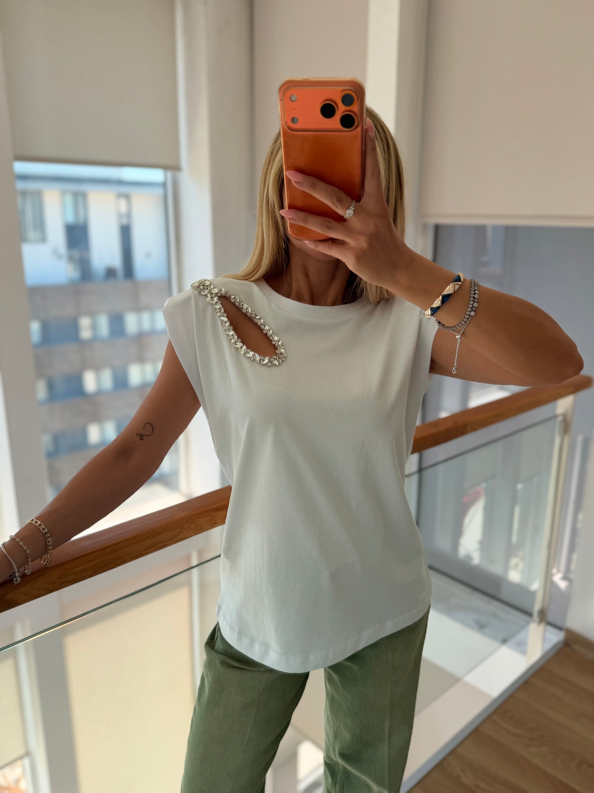 Taş Dekolte Detaylı Beyaz Bluz&Tshirt