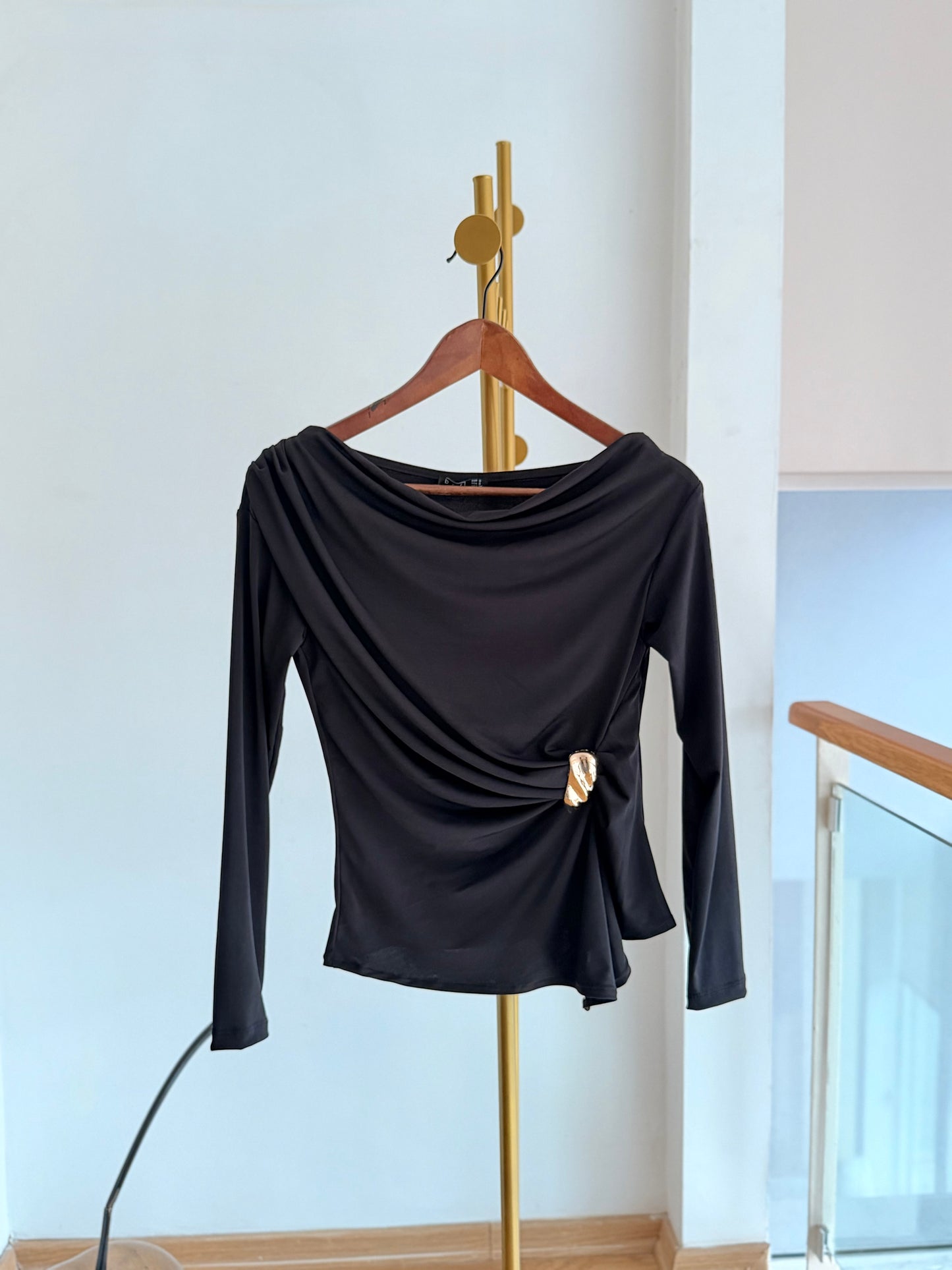 Kayık Yaka Siyah Gold Tokalı Bluz