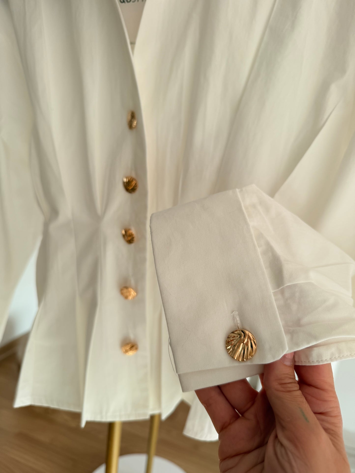 Manşet Kol Gold Düğme Beyaz Kadın Gömlek