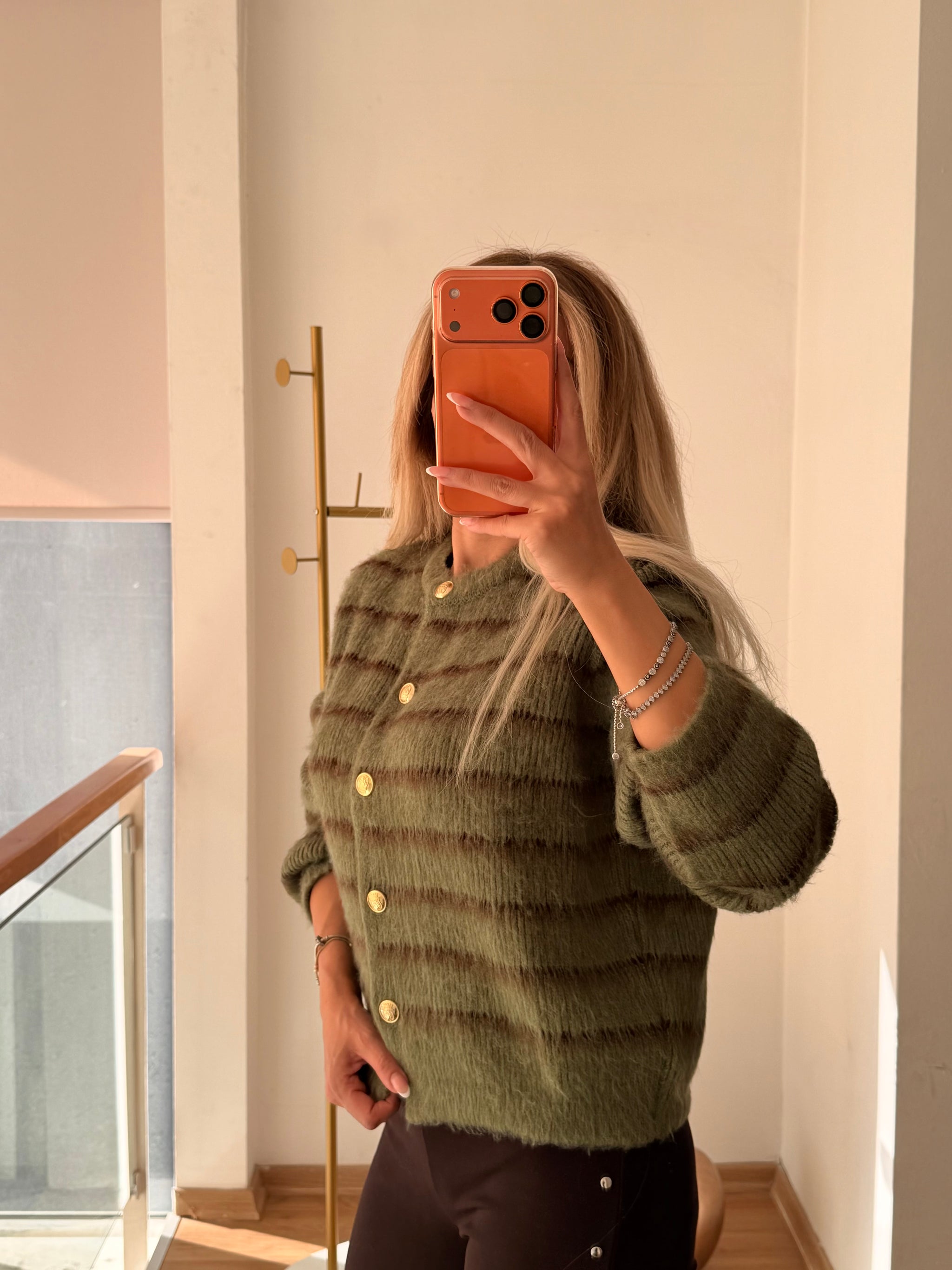 Pastel Yağ Yeşili Gold Düğmeli Hırka