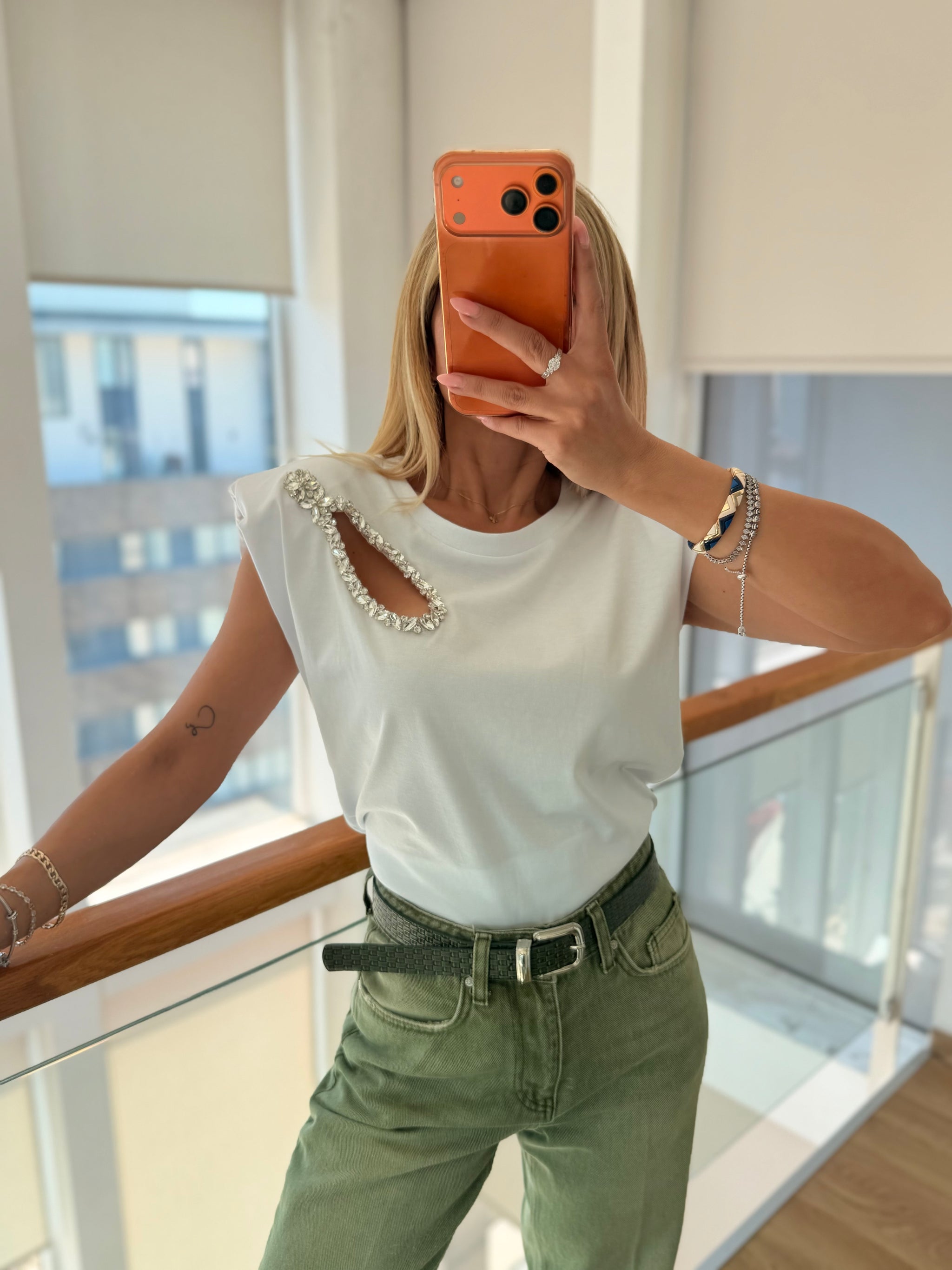 Taş Dekolte Detaylı Beyaz Bluz&Tshirt