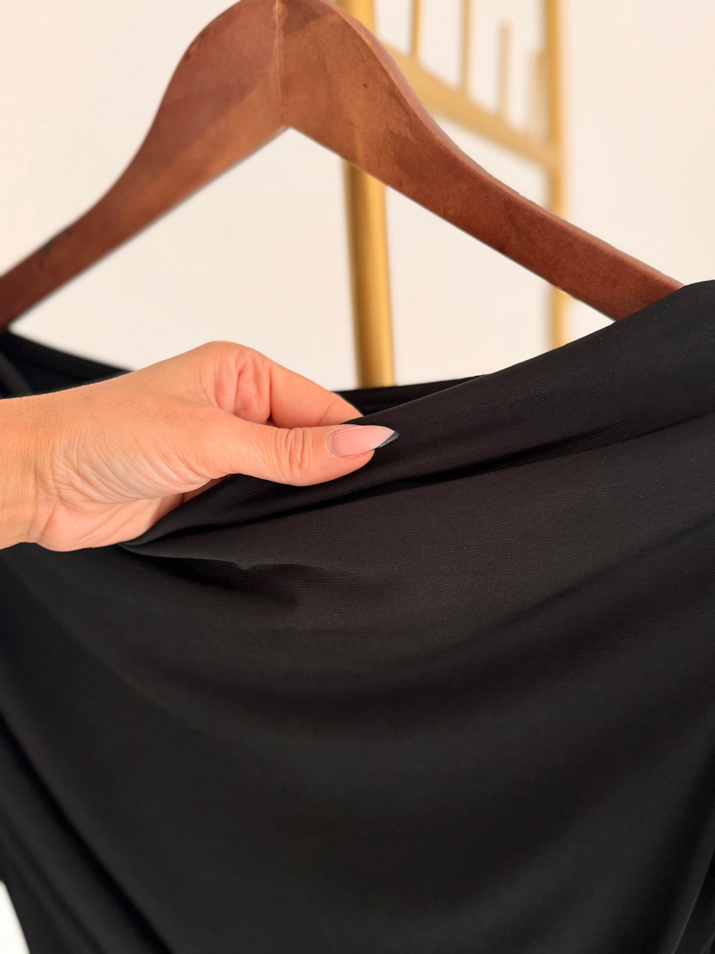 Kayık Yaka Siyah Gold Tokalı Bluz