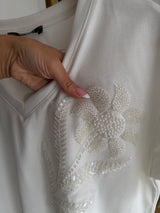 Beyaz V Yaka Flower Boncuk İşleme Tshirt