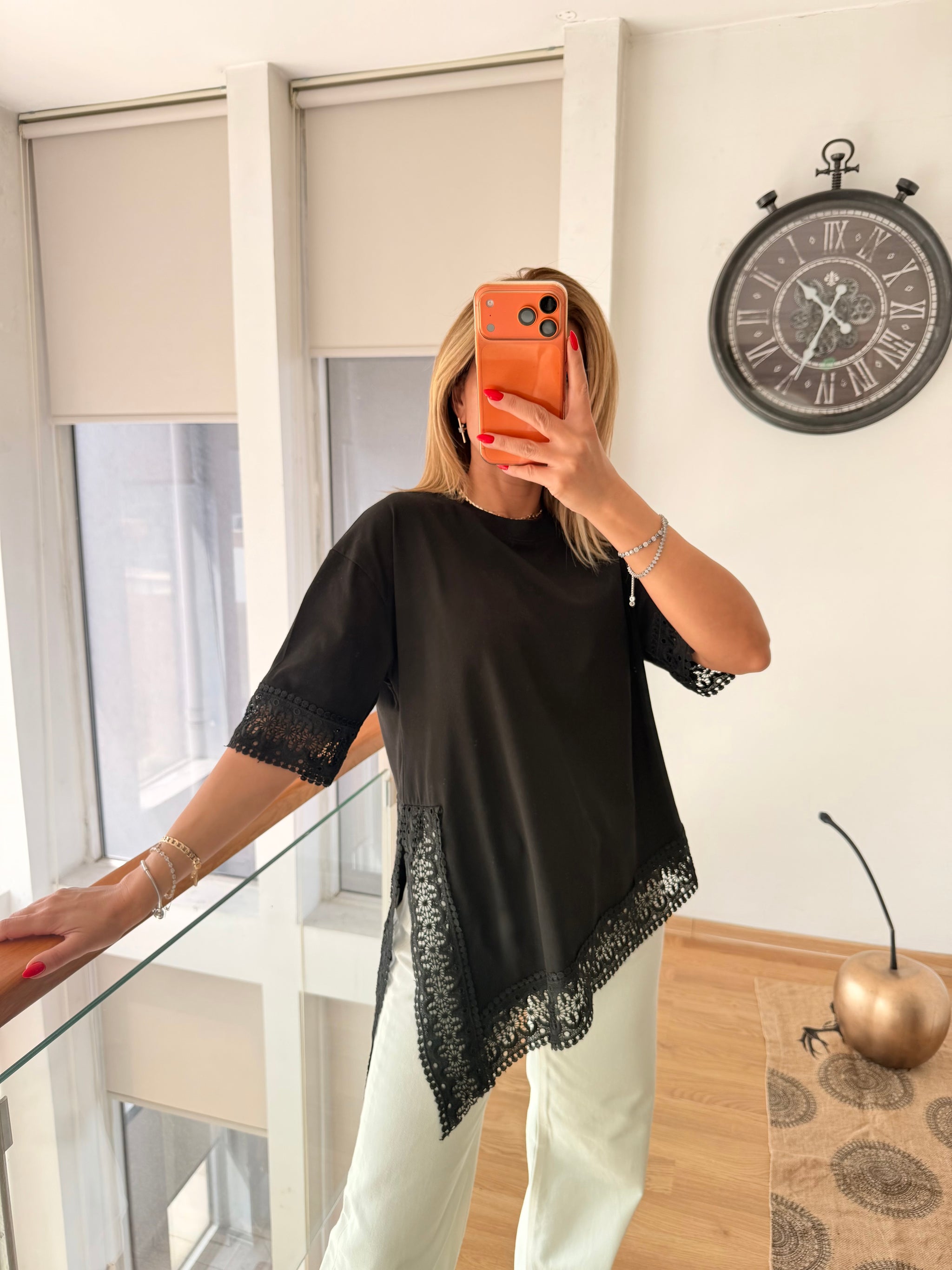 Asimetrik Güpür Detaylı Siyah Bluz&Tshirt