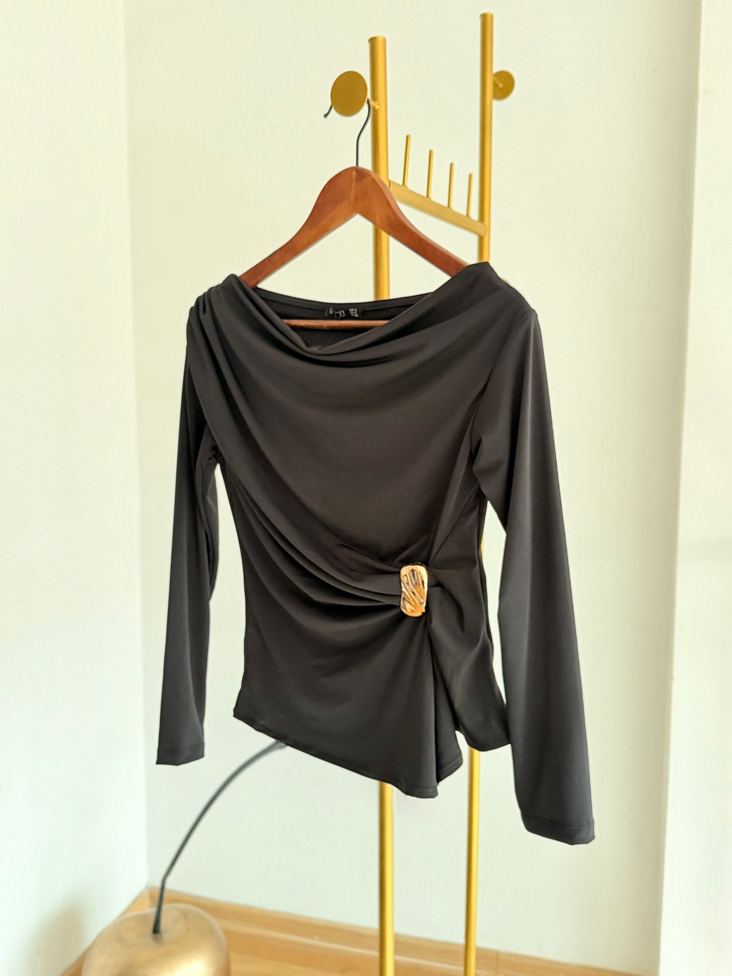 Kayık Yaka Siyah Gold Tokalı Bluz