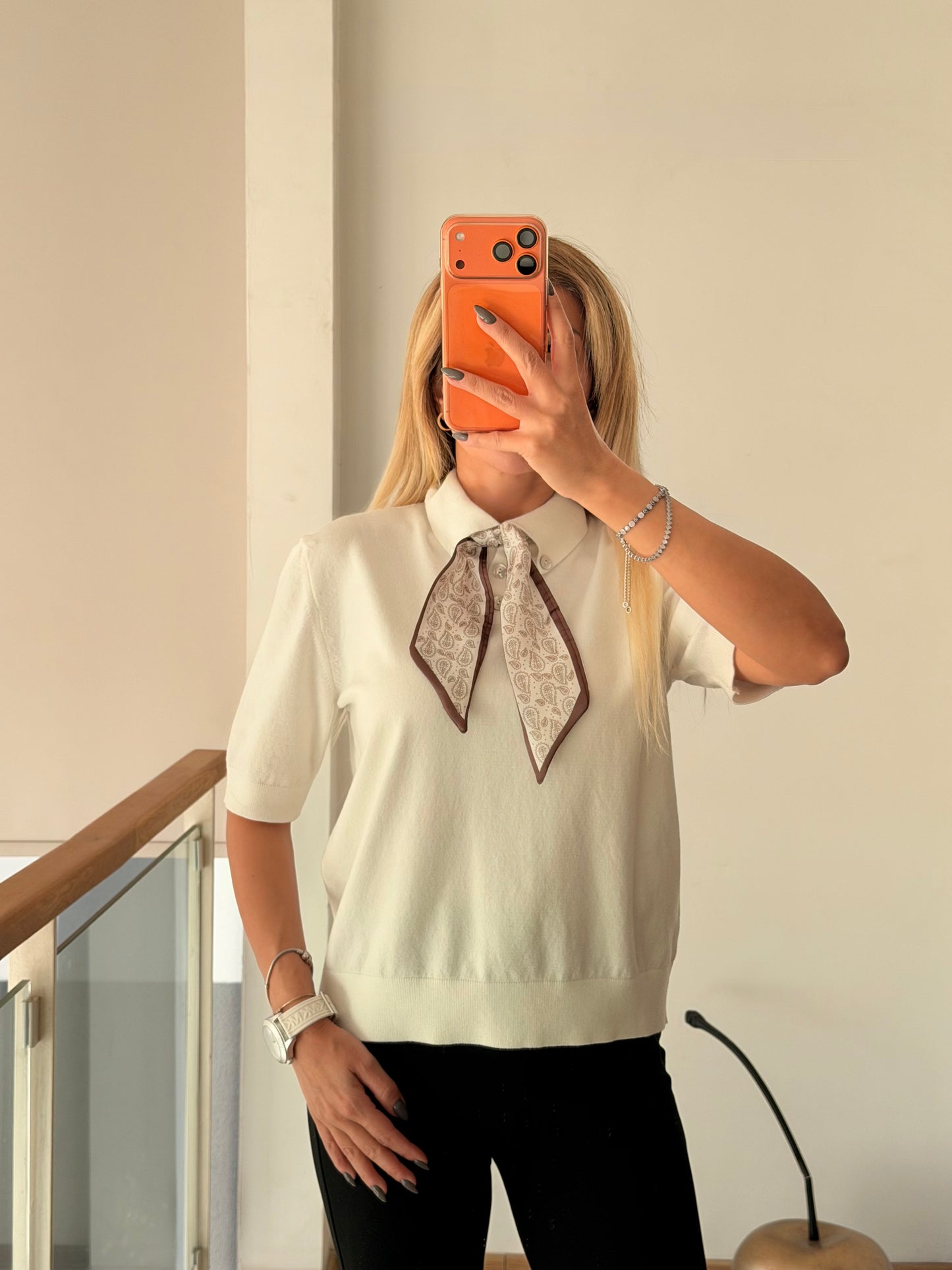 Ekru Saten Fularlı Kısa Kol Kadın Kazak