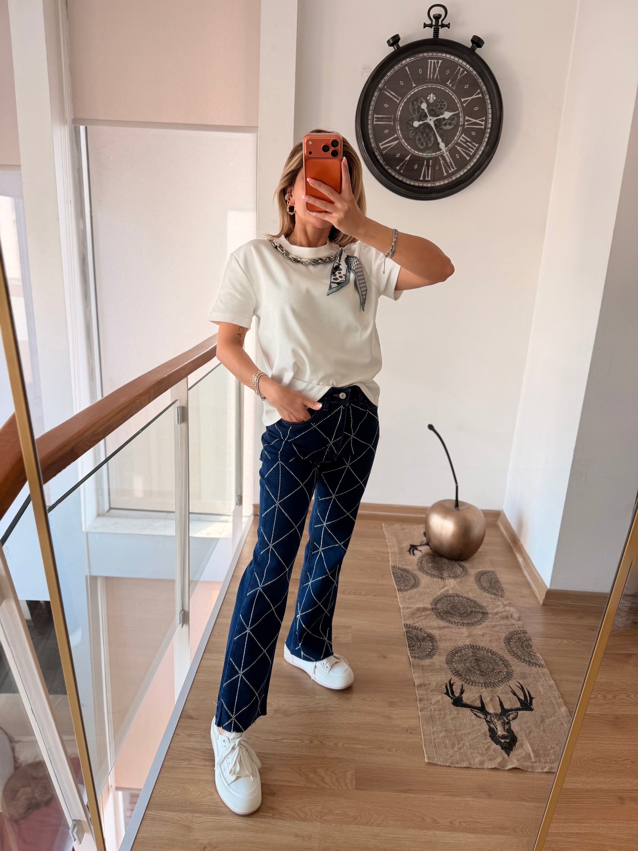 Zincir Mavi Şal Aksesuarlı Beyaz Tshirt