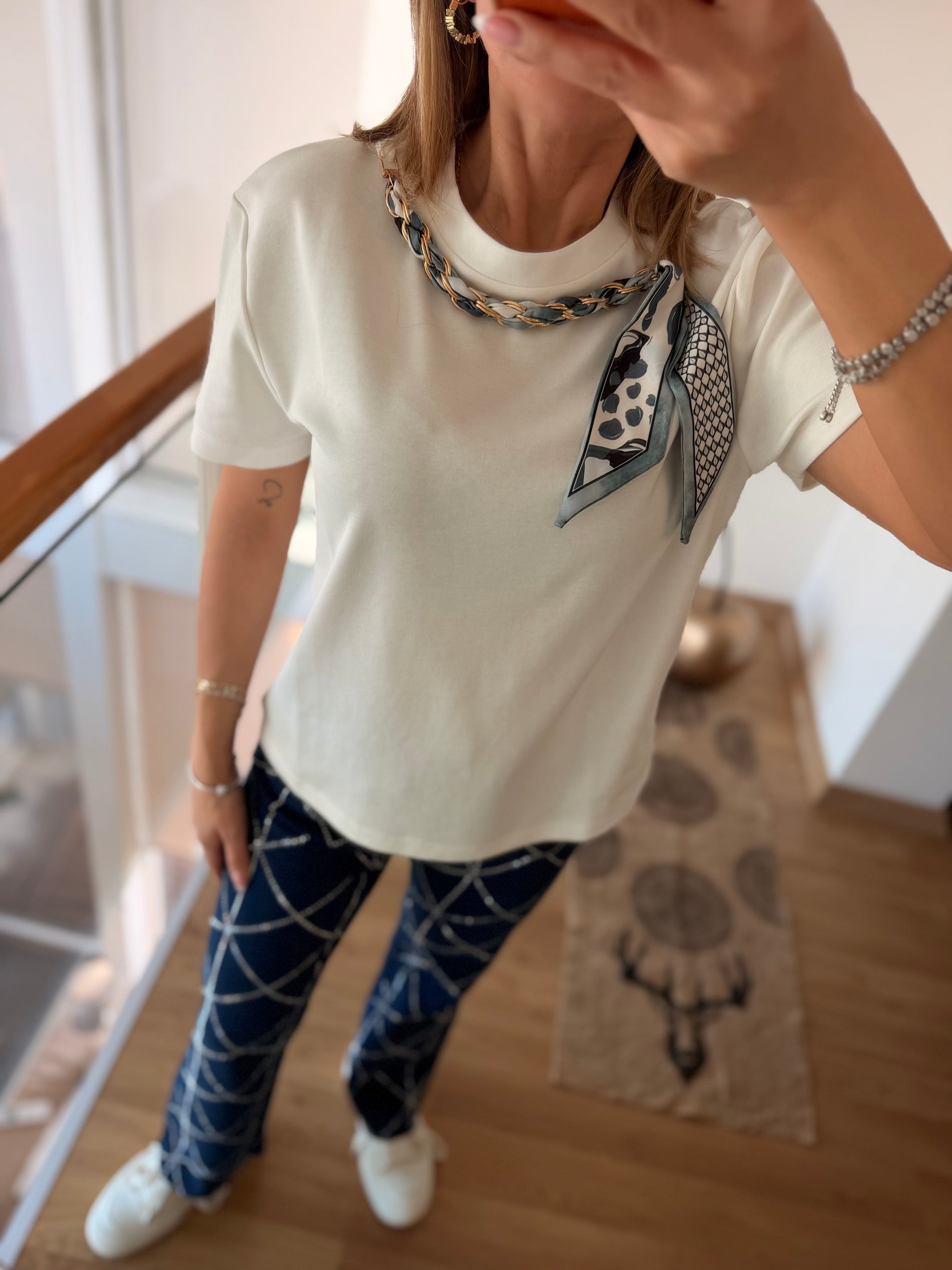 Zincir Mavi Şal Aksesuarlı Beyaz Tshirt