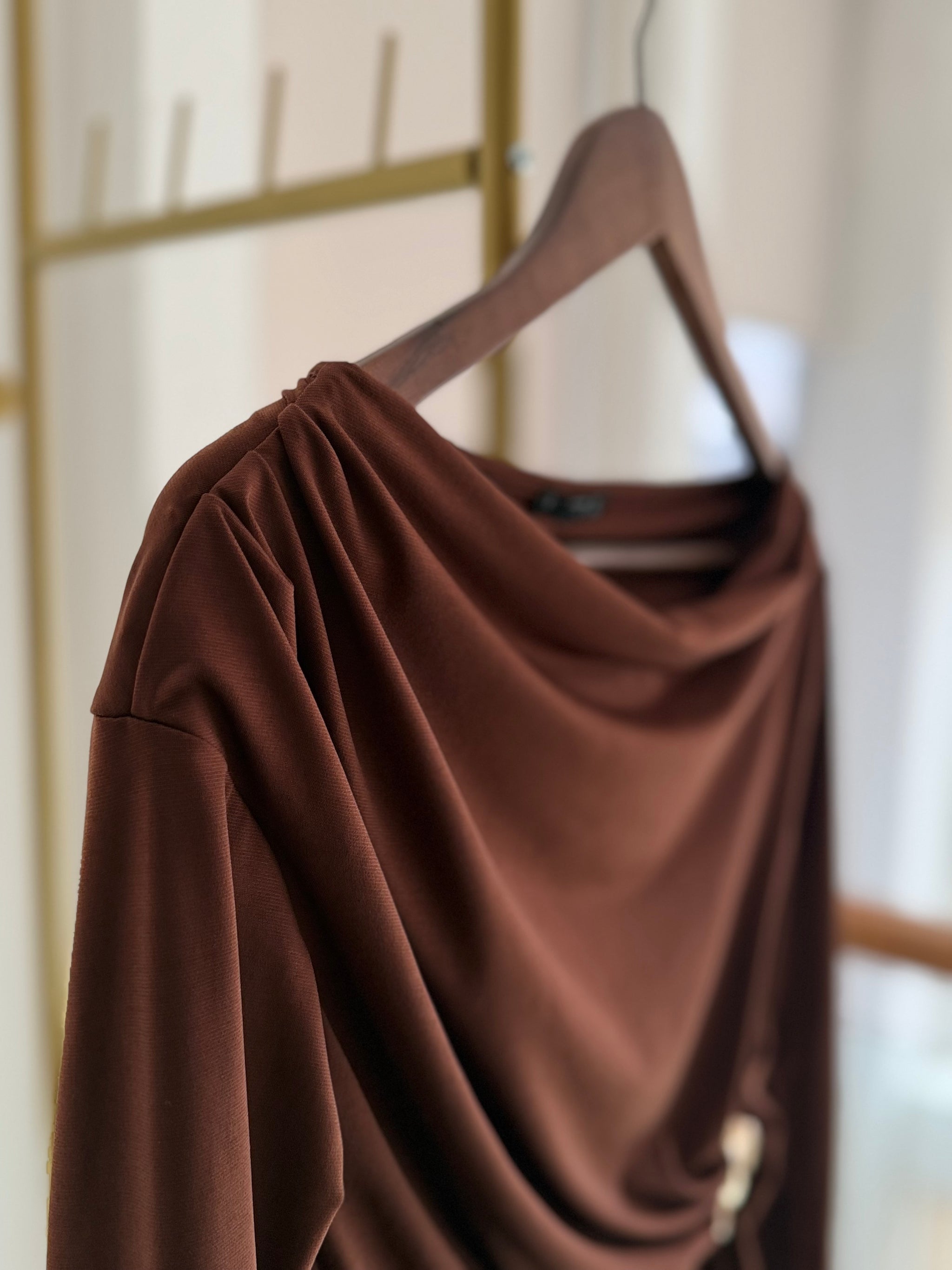 Kayık Yaka Kahve Gold Tokalı Bluz