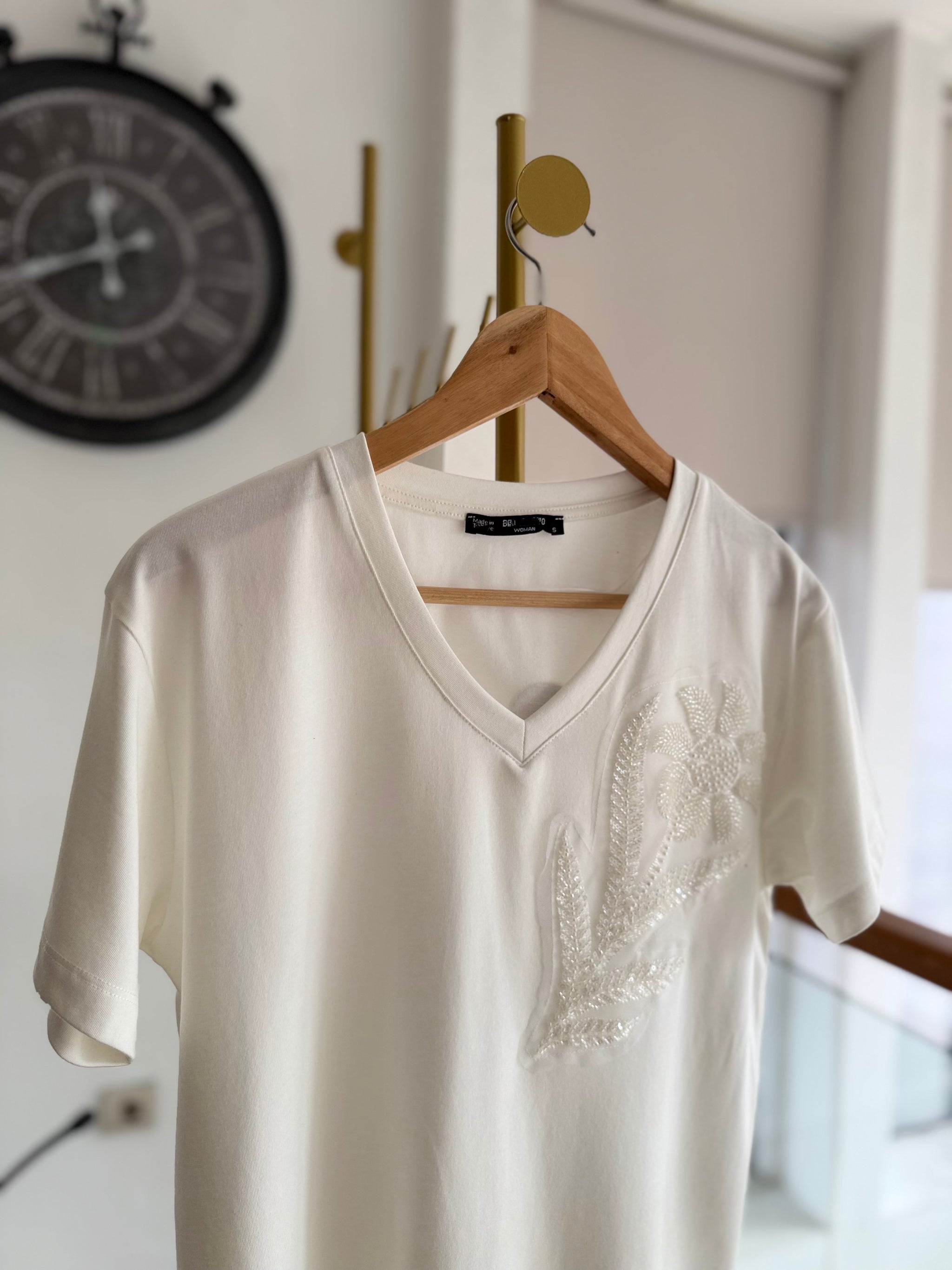 Beyaz V Yaka Flower Boncuk İşleme Tshirt