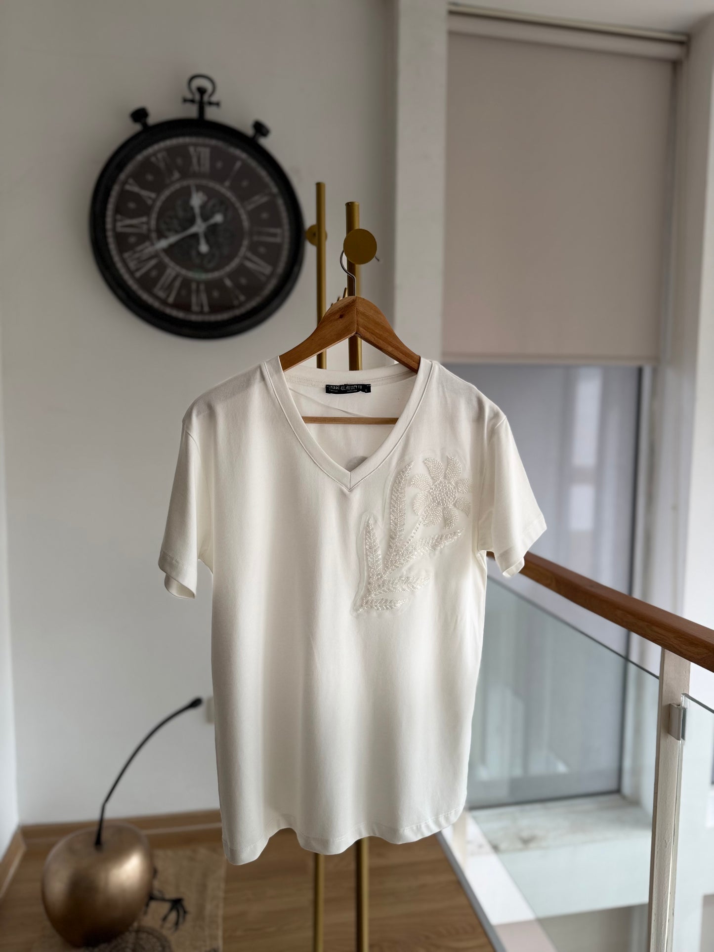 Beyaz V Yaka Flower Boncuk İşleme Tshirt